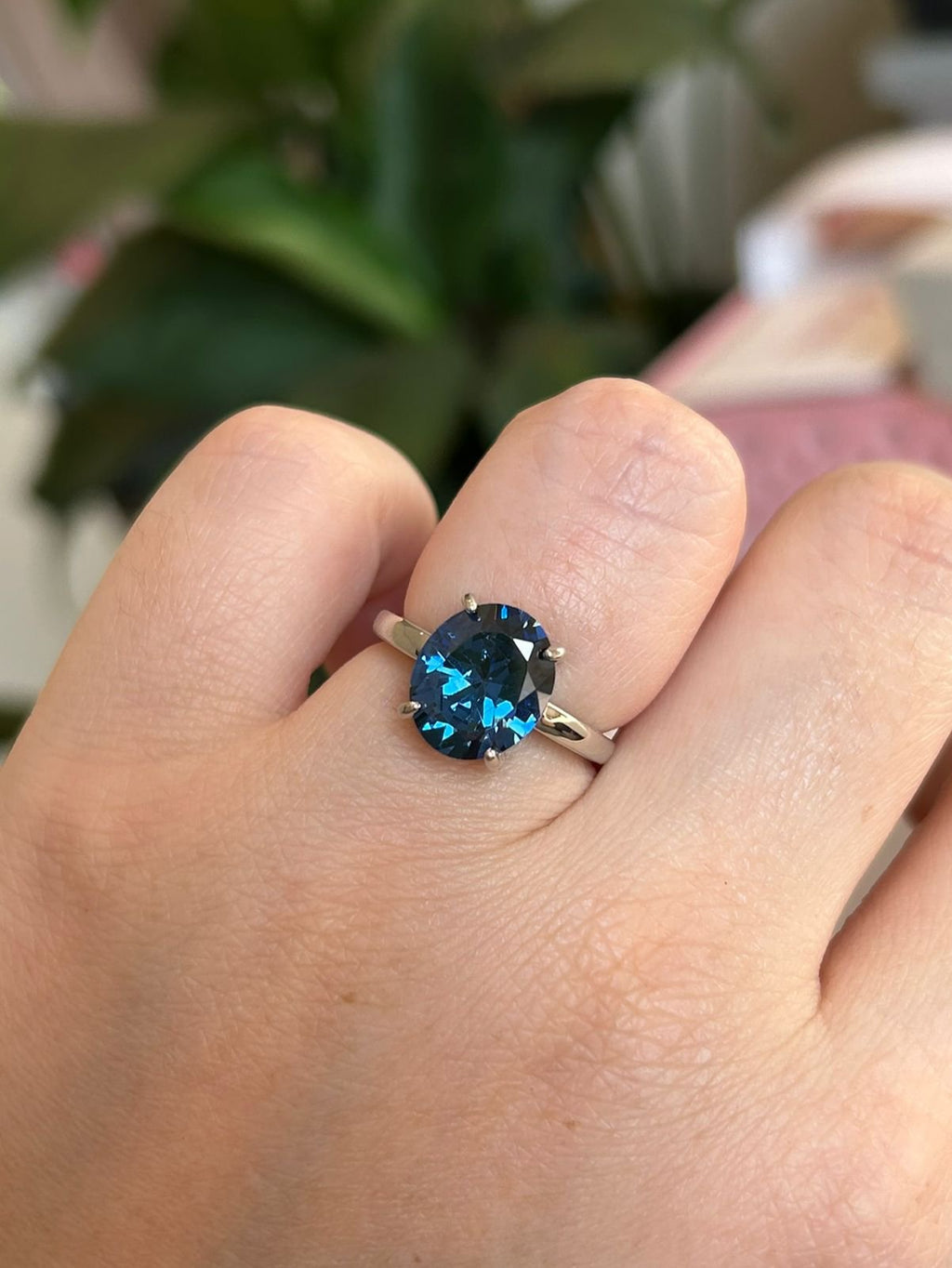 Anel Pedra Oval Safira Azul Ajustável Ródio Branco