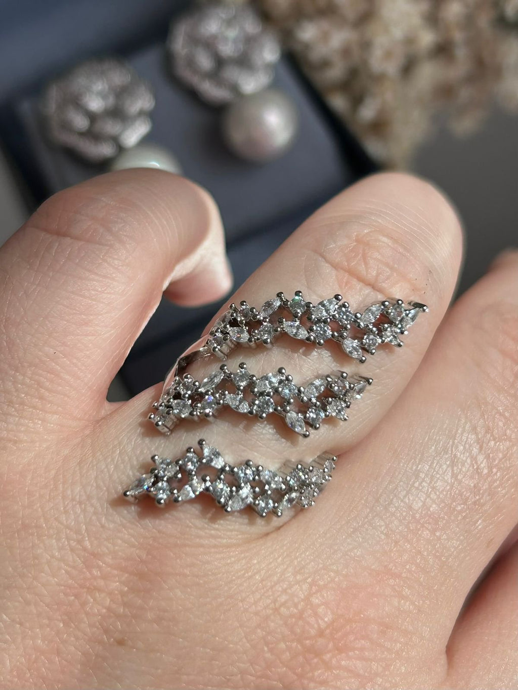 Anel Tres Voltas Zircônias Prateado