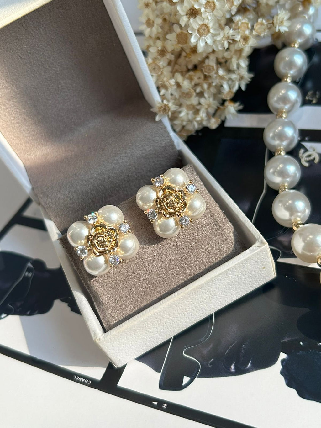 Brinco Inspiração Pérola e Flor Camélia