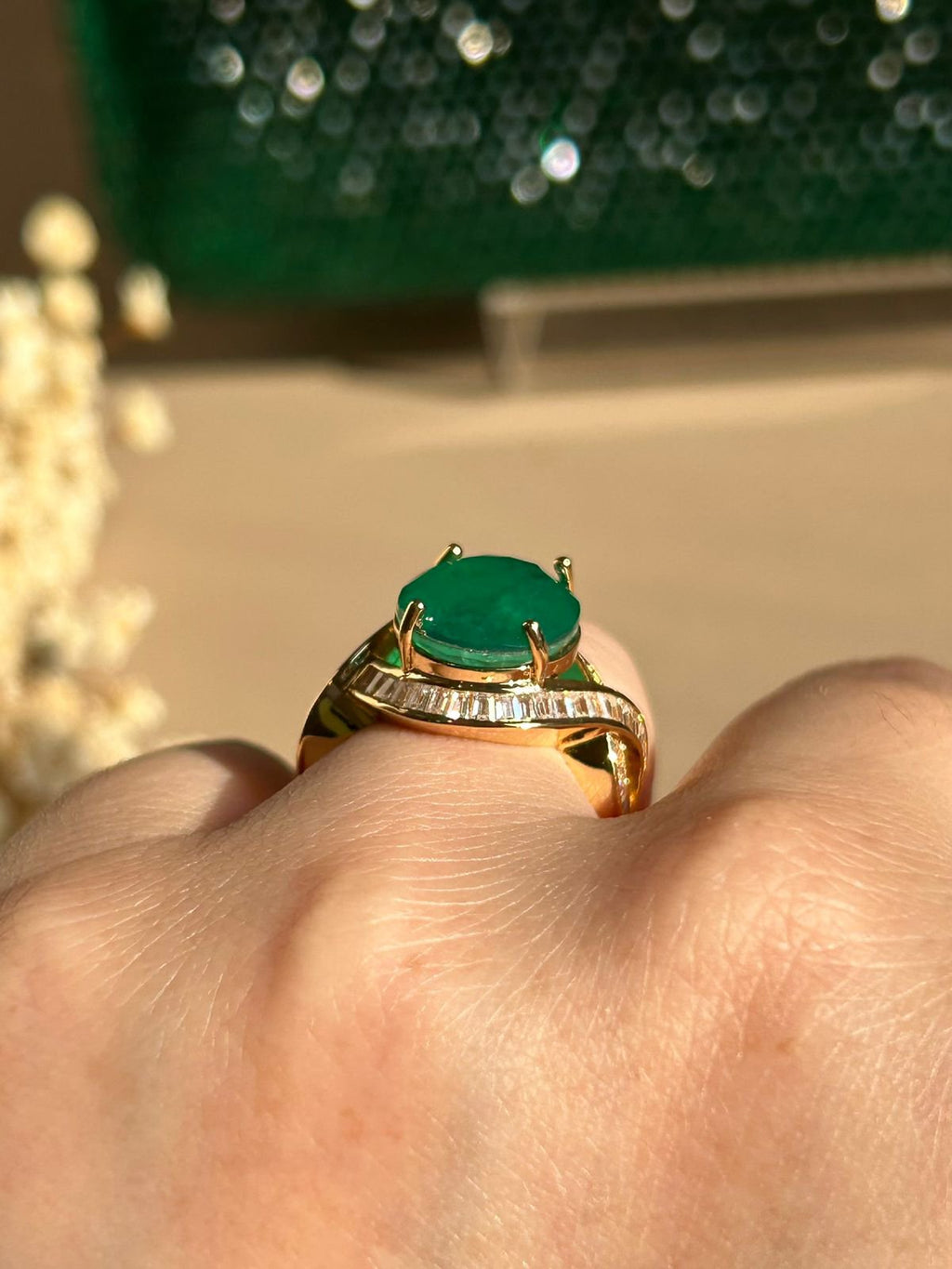 Anel Verde Esmeralda e Zircônias Ouro