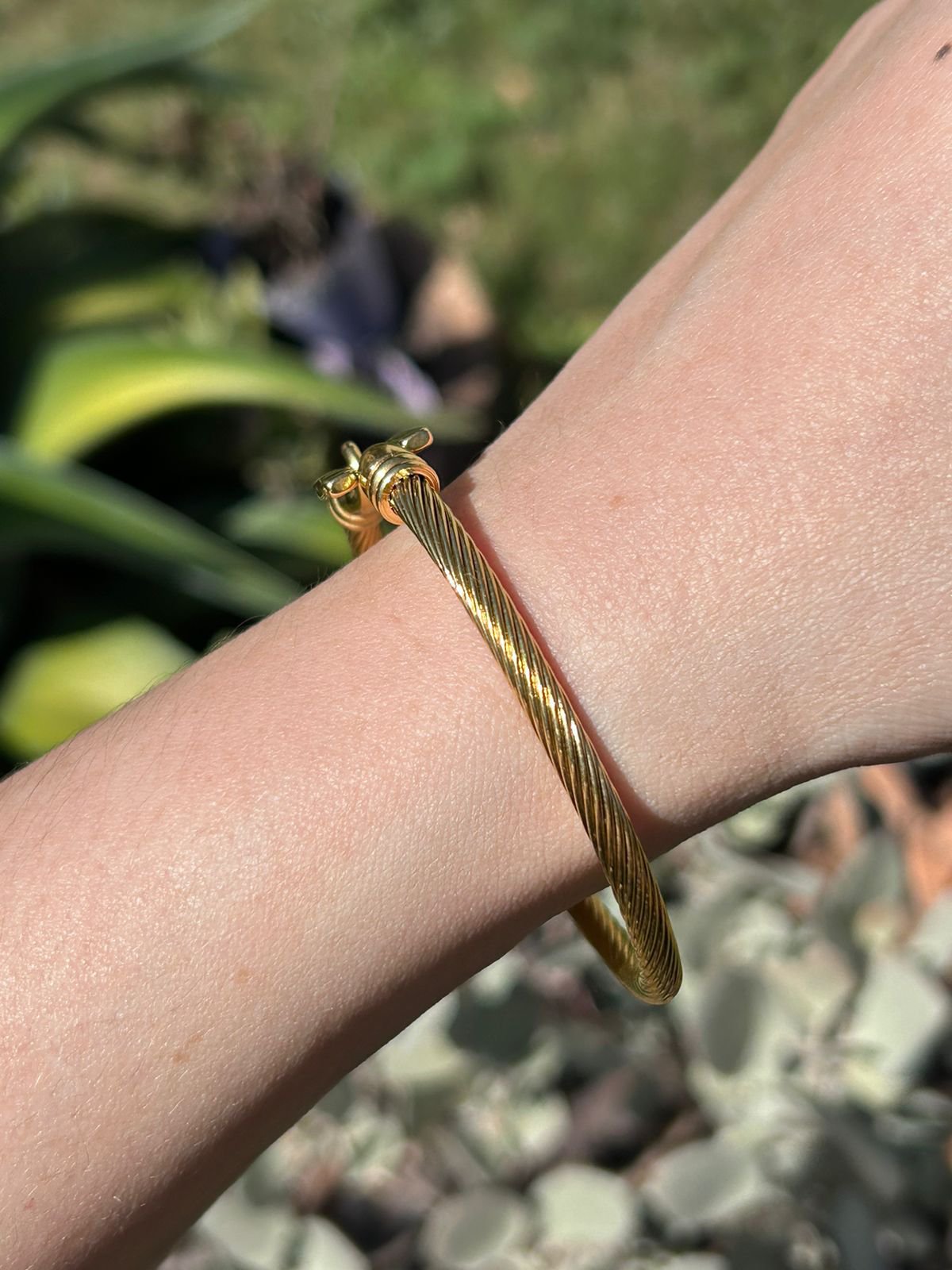 Bracelete Torcido Fecho Fivela Dourado