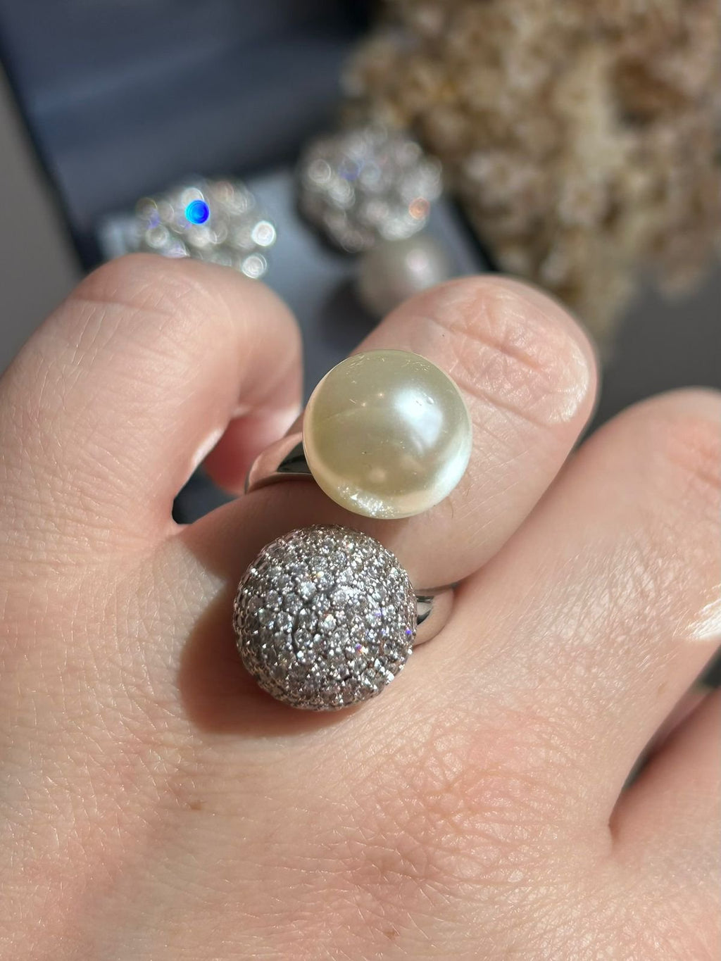 Anel Uma Esfera Cravejada e Pérola