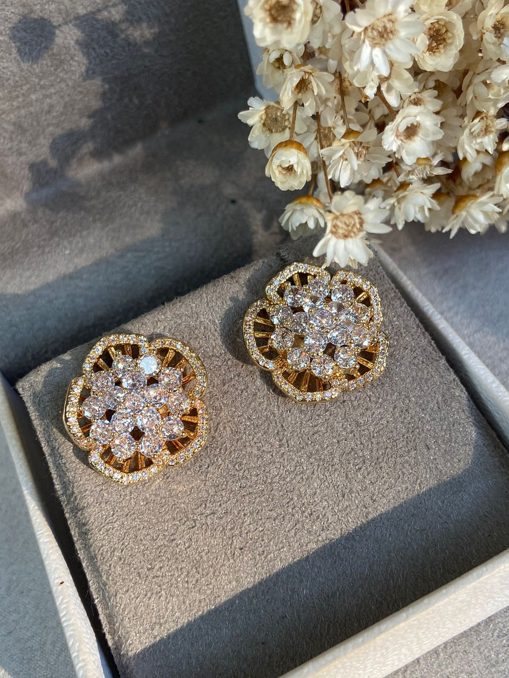 Brinco Flor Vazada Micro Zircônias Cristal Ouro