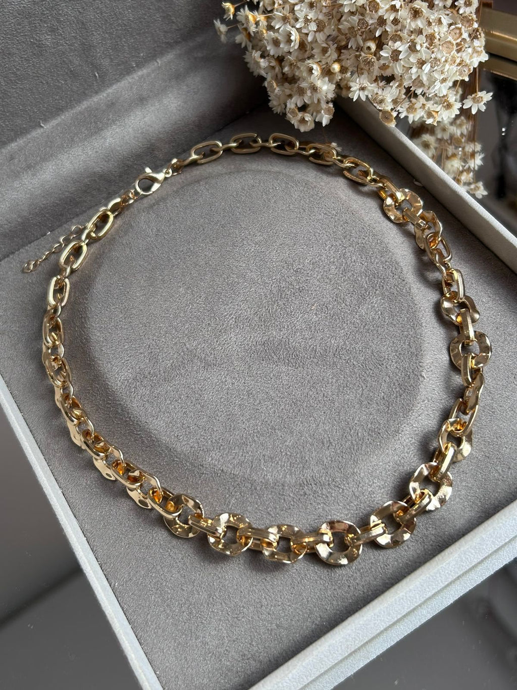 Colar Elos Martelado Dourado