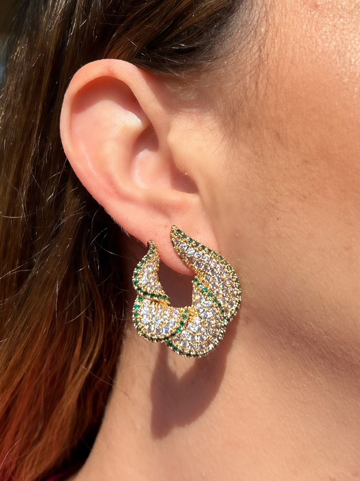 Brinco Argola Frontal Cravejada Verde Esmeralda Ouro