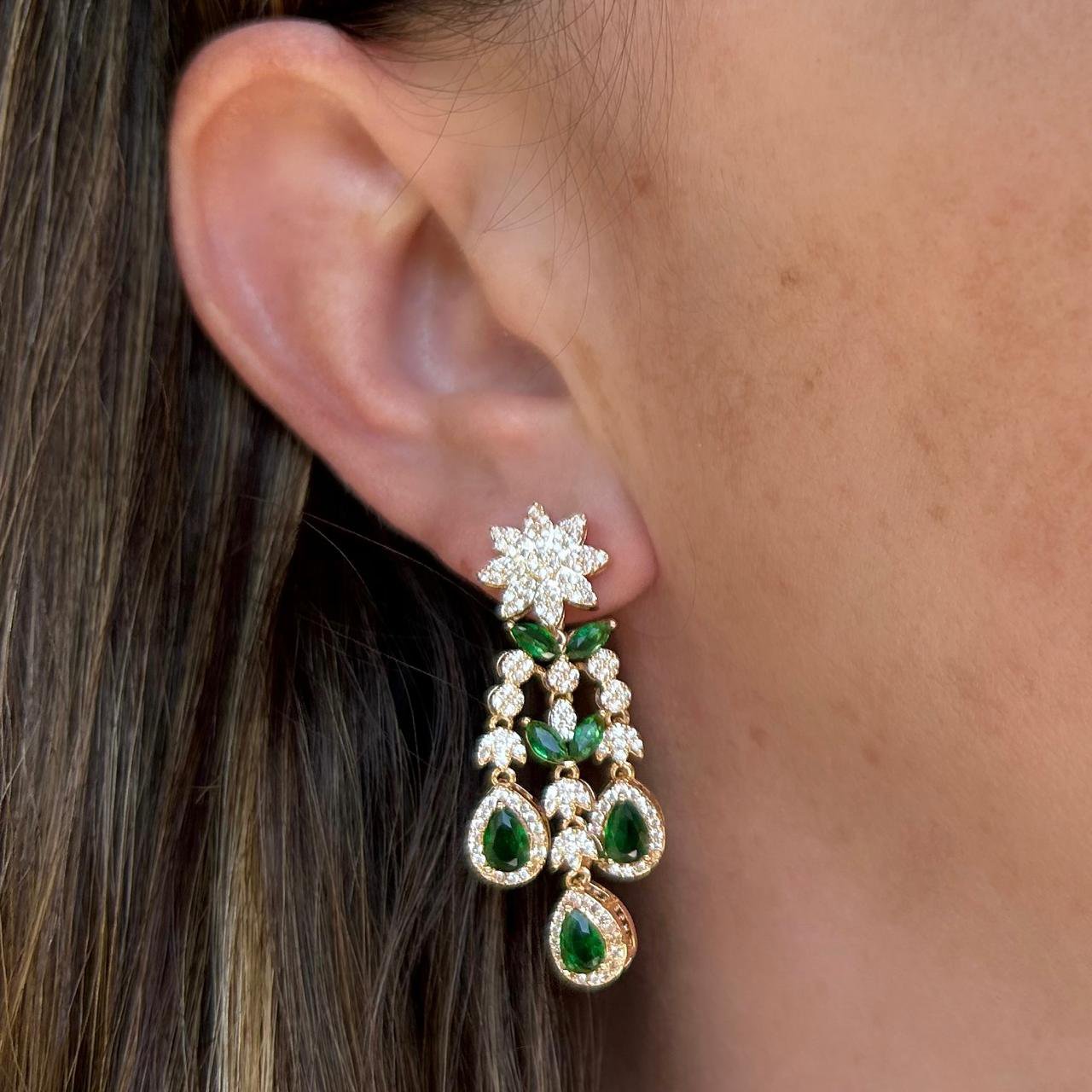 Brinco Flor Luxo Verde Esmeralda Dourado