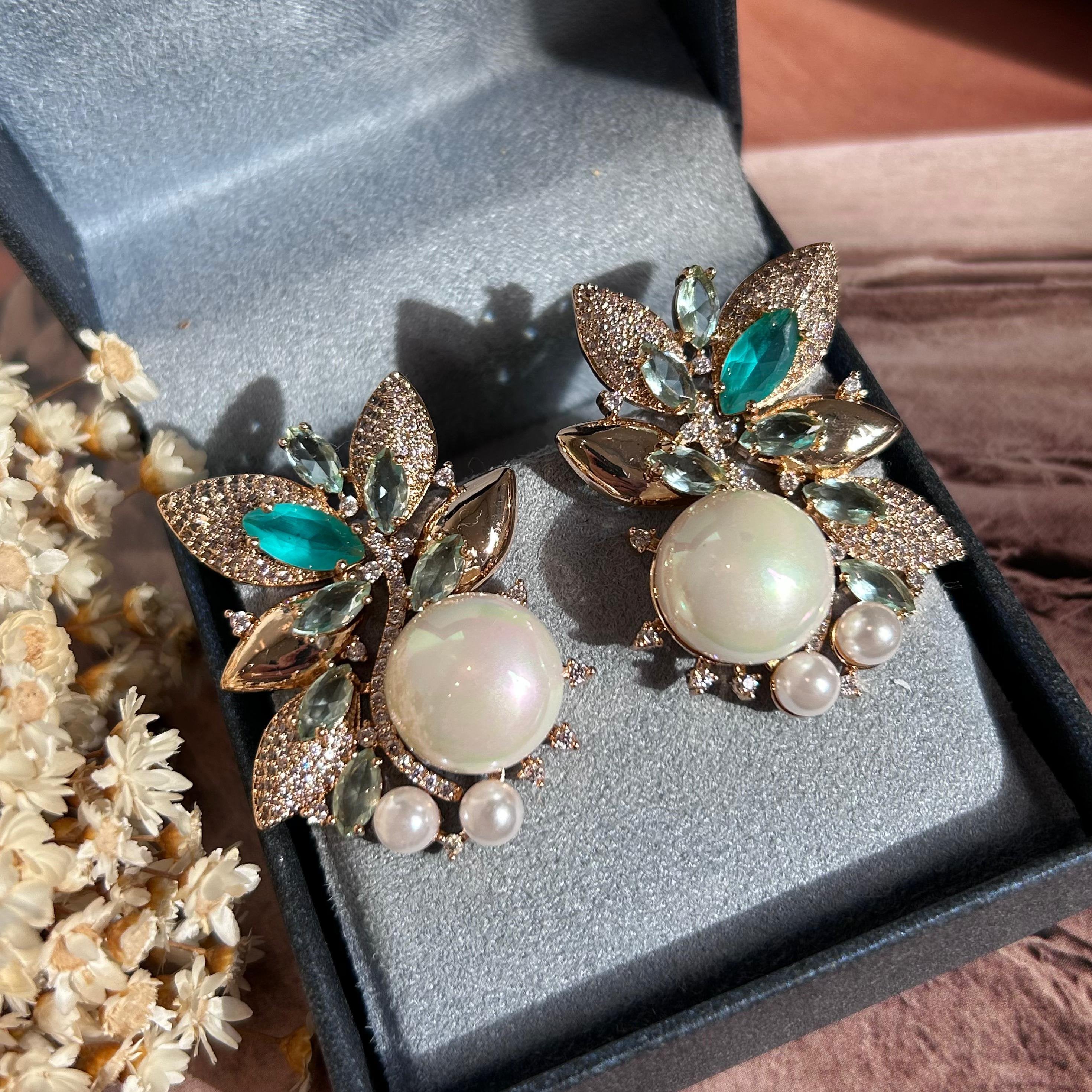 Brinco Folhas Detalhes Turmalina e Pérolas