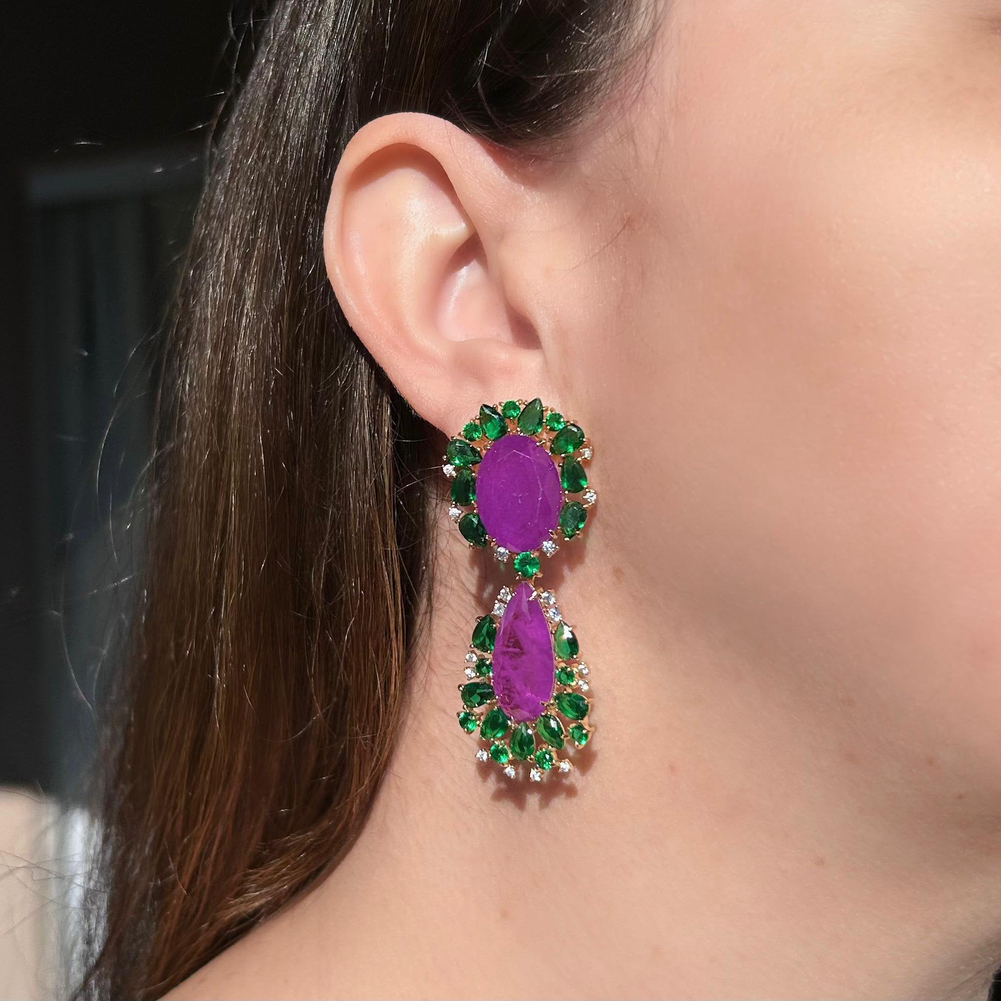 Brinco Ultra Violeta Detalhes Esmeralda
