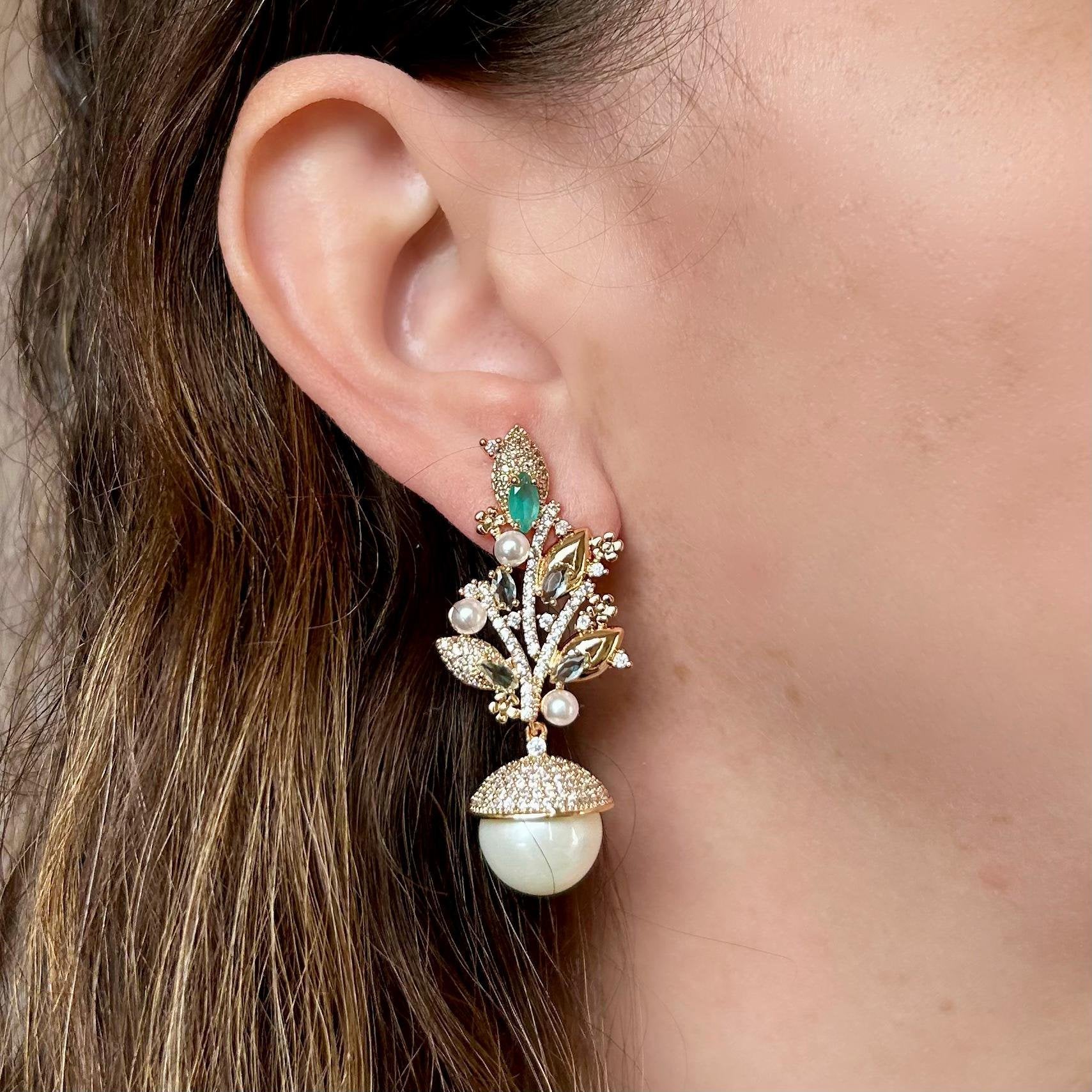 Brinco Pêndulo Folhas Detalhes Turmalina e Pérola