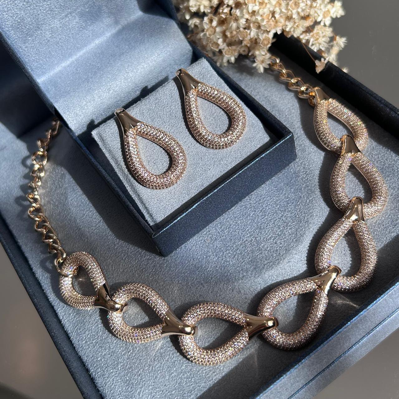 Conjunto Brinco e Colar Elos Cravejado Dourado