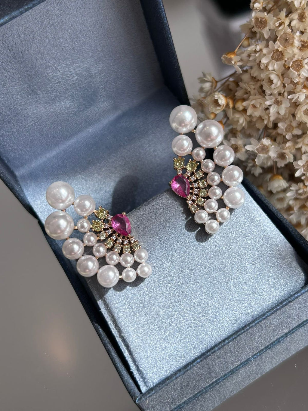 Brinco Leque de Pérolas Pedra Safira Rosa