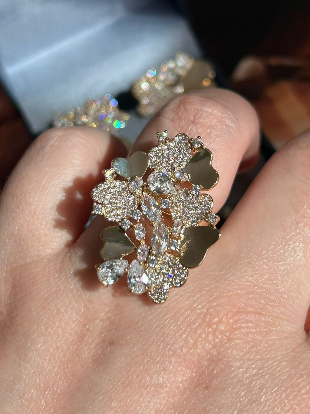 Conjunto Brinco e Anel Detalhes Corações Dourados