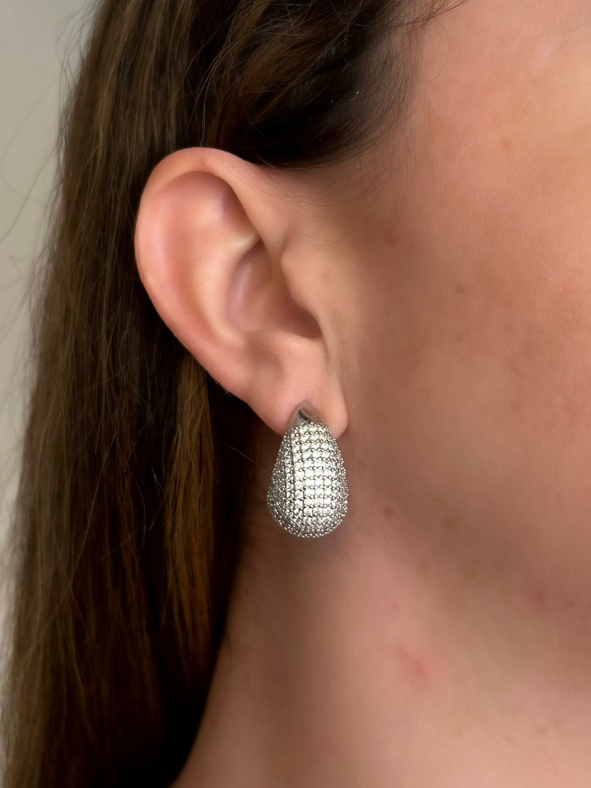 Brinco Gota M Cravejada Banho Ródio Branco