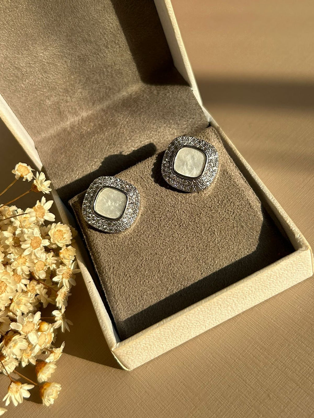 Brinco Madre Pérola Ródio Branco