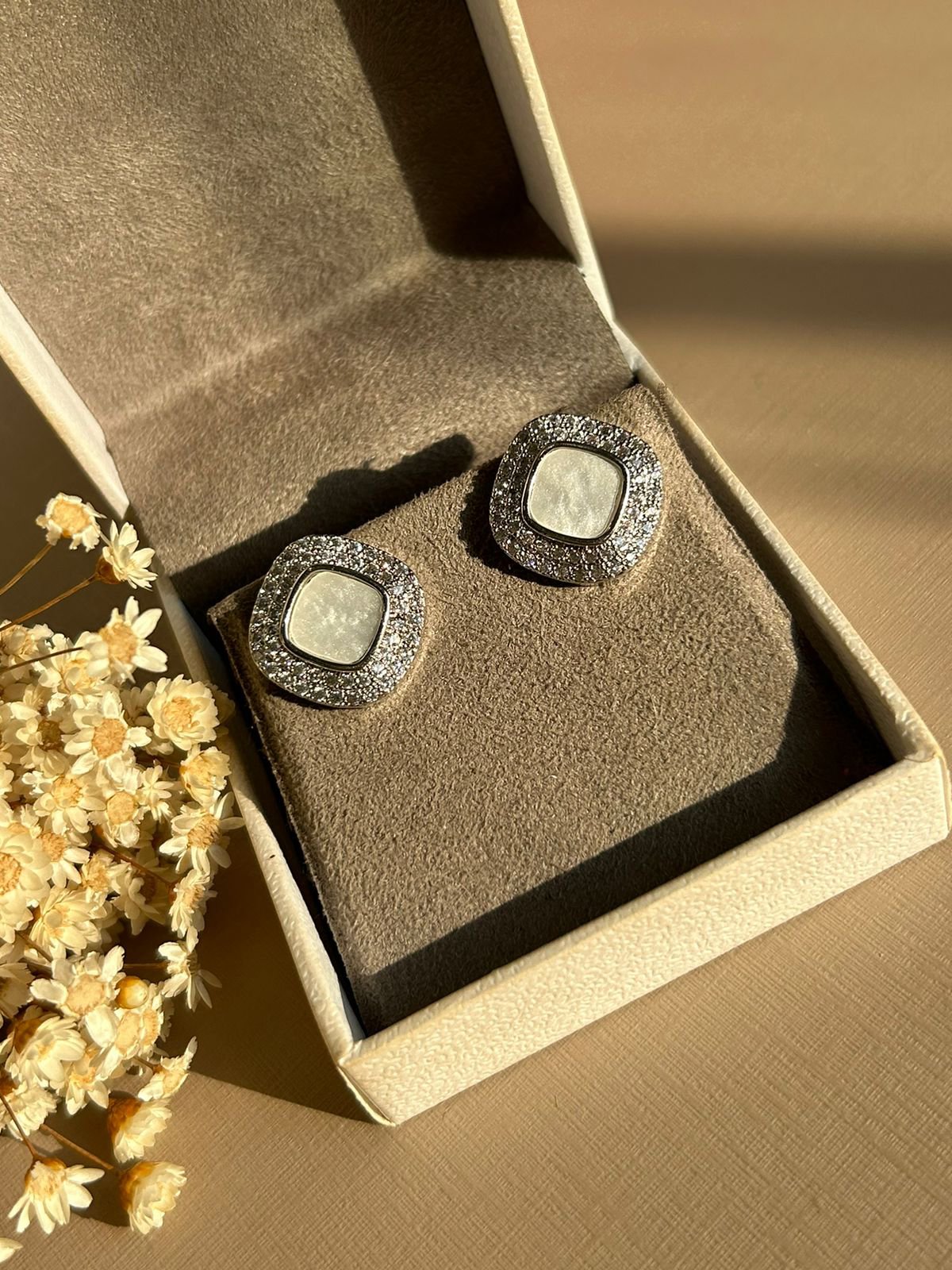 Brinco Madre Pérola Ródio Branco