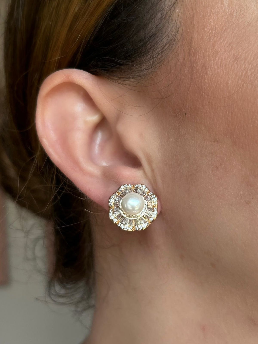 Brinco Flor Com Pérola Dourado