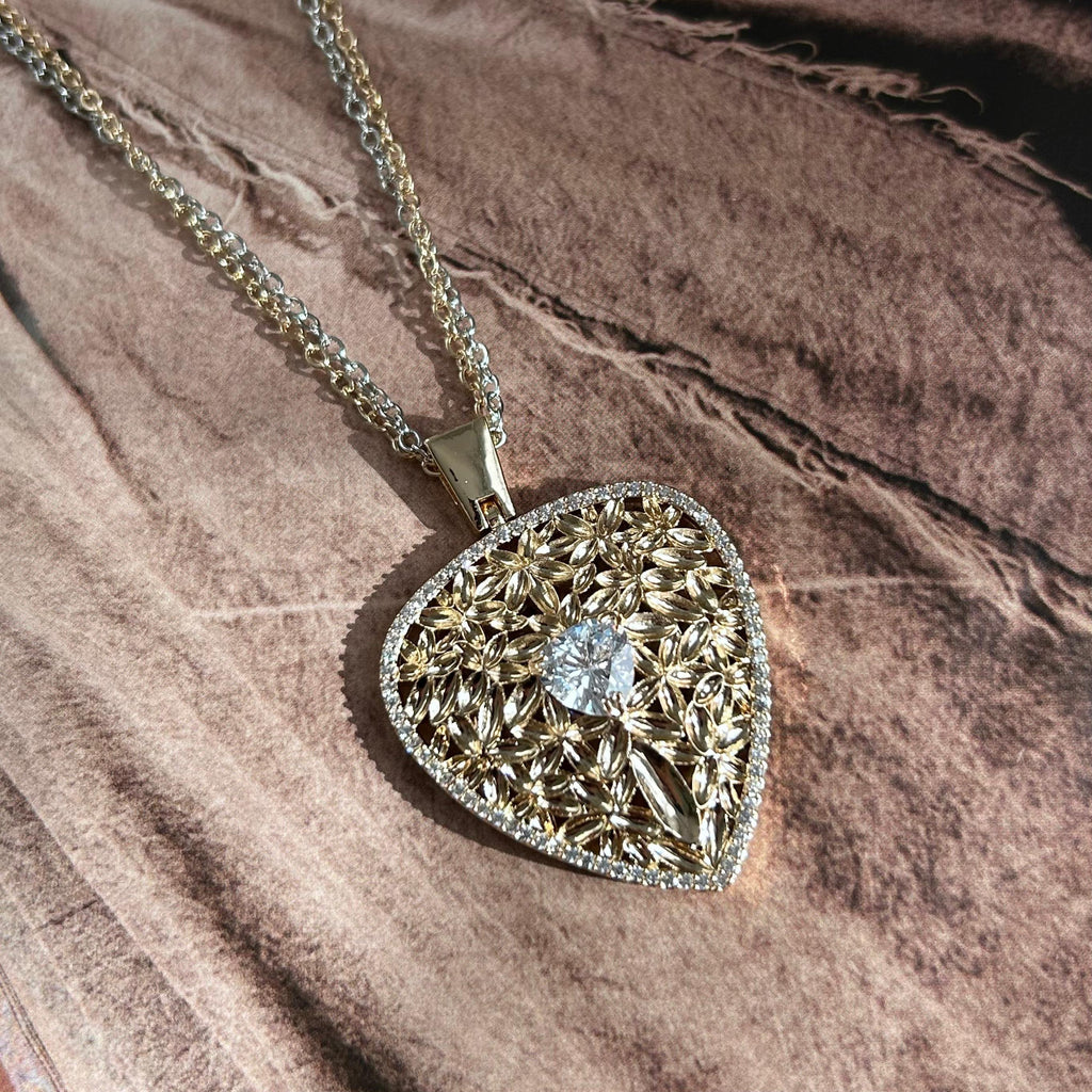 Colar Trinagulo Detalhes em Folhas