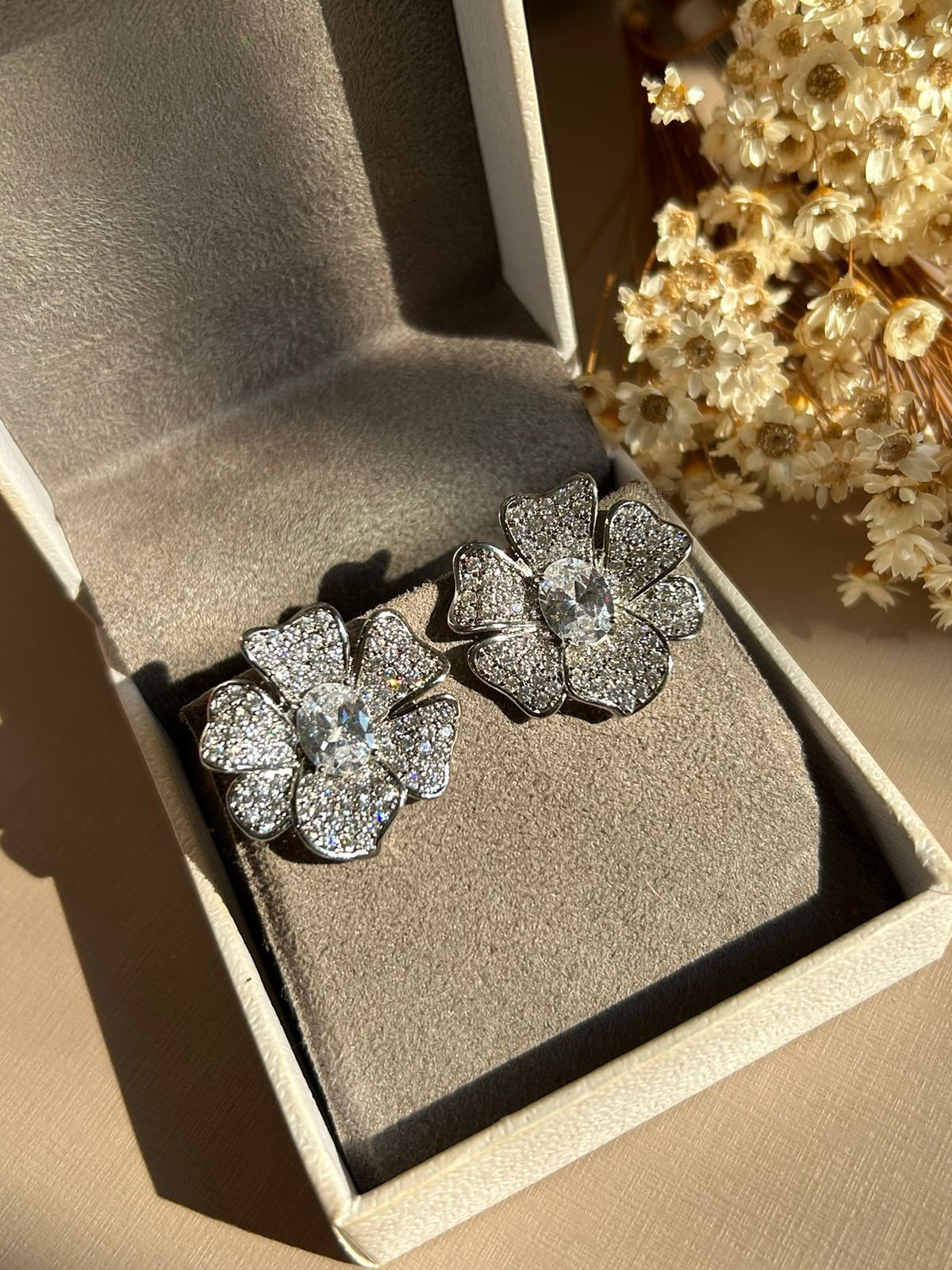 Brinco Flor Cravejado Cristal Ródio Branco