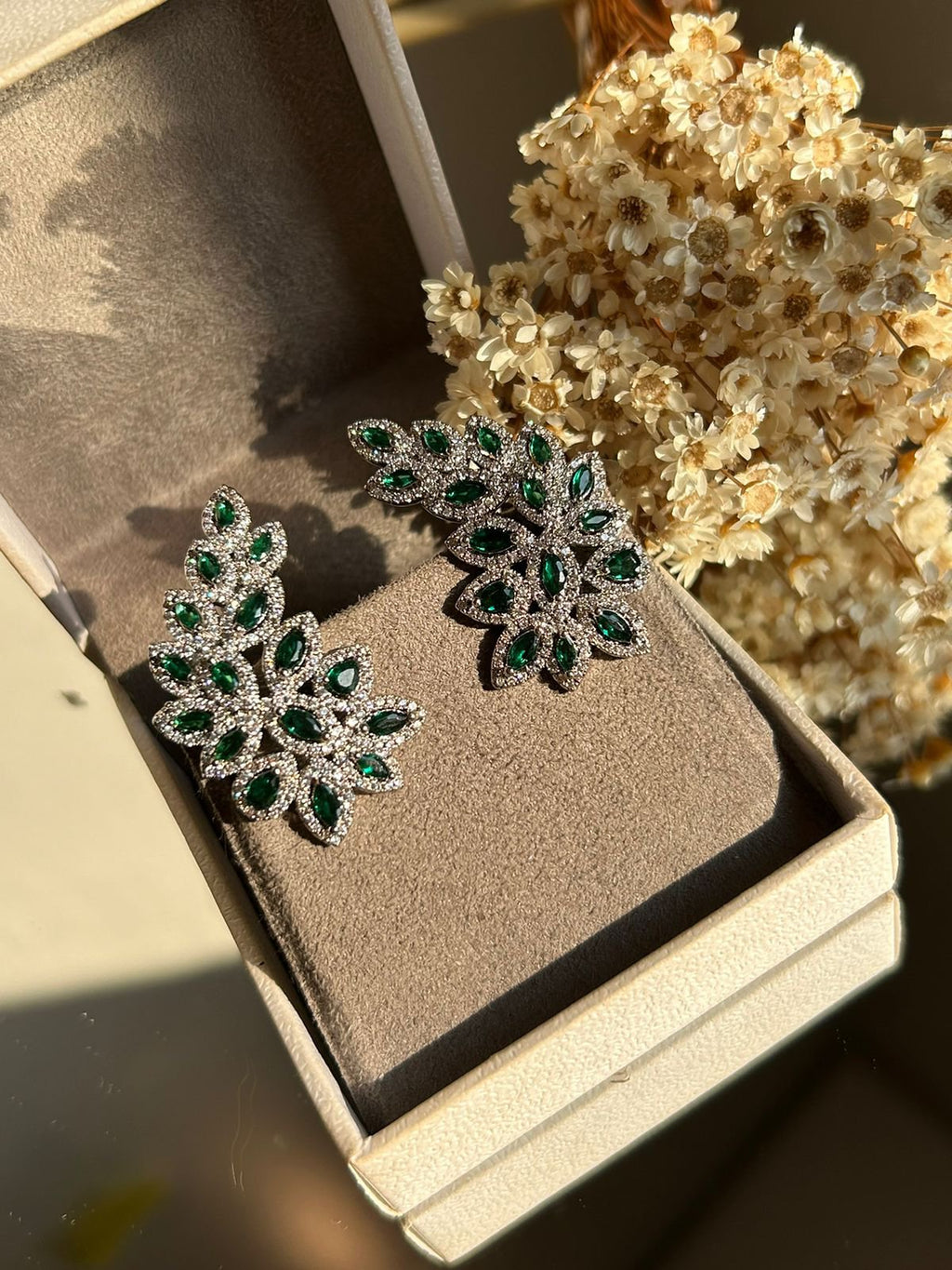 Brinco EarCuff Navetes Verde Esmeralda Ródio Branco