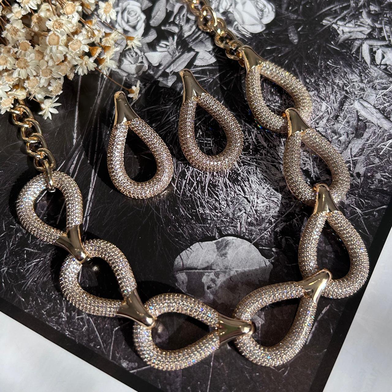 Conjunto Brinco e Colar Elos Cravejado Dourado