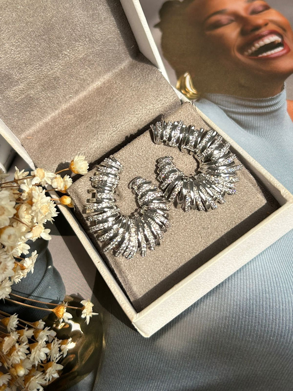 Brinco Argola Frontal Linhas Banho de Ródio Branco