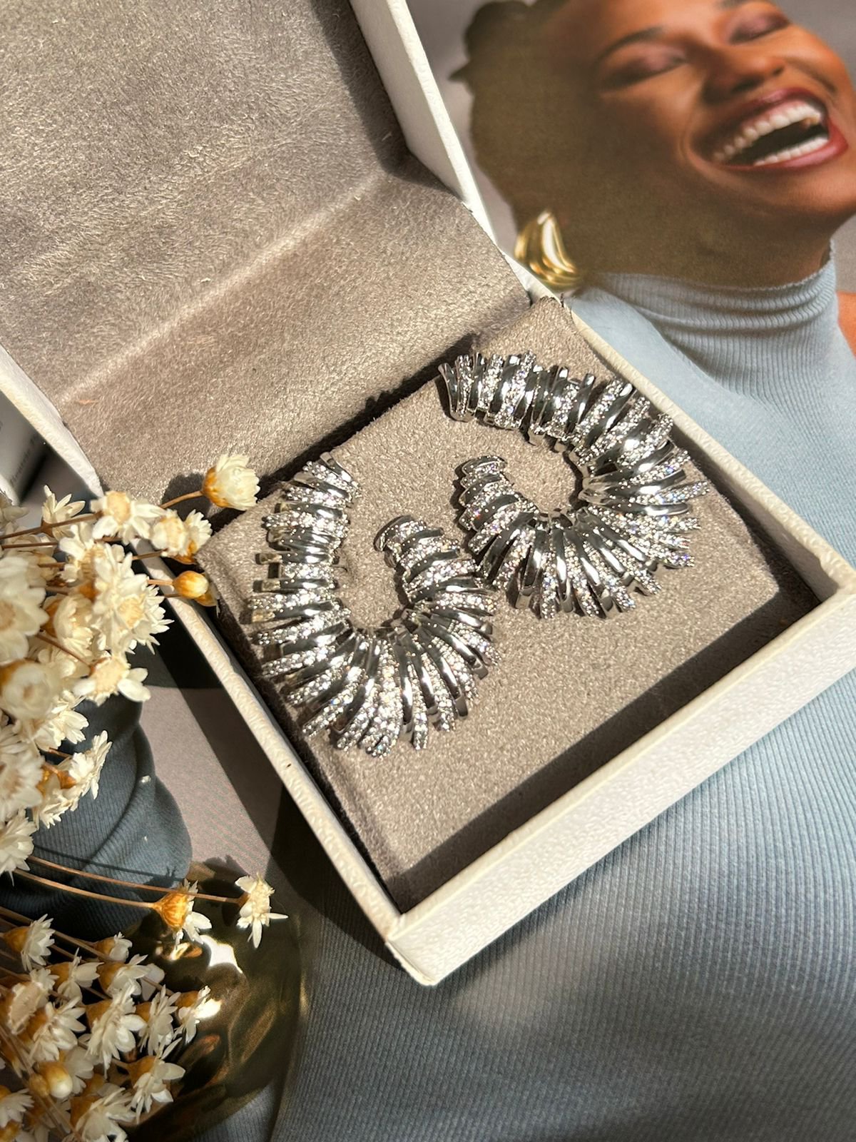 Brinco Argola Frontal Linhas Banho de Ródio Branco