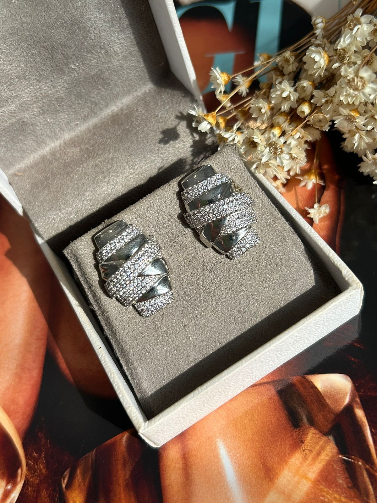 Brinco Croissant Banho de Ródio Branco