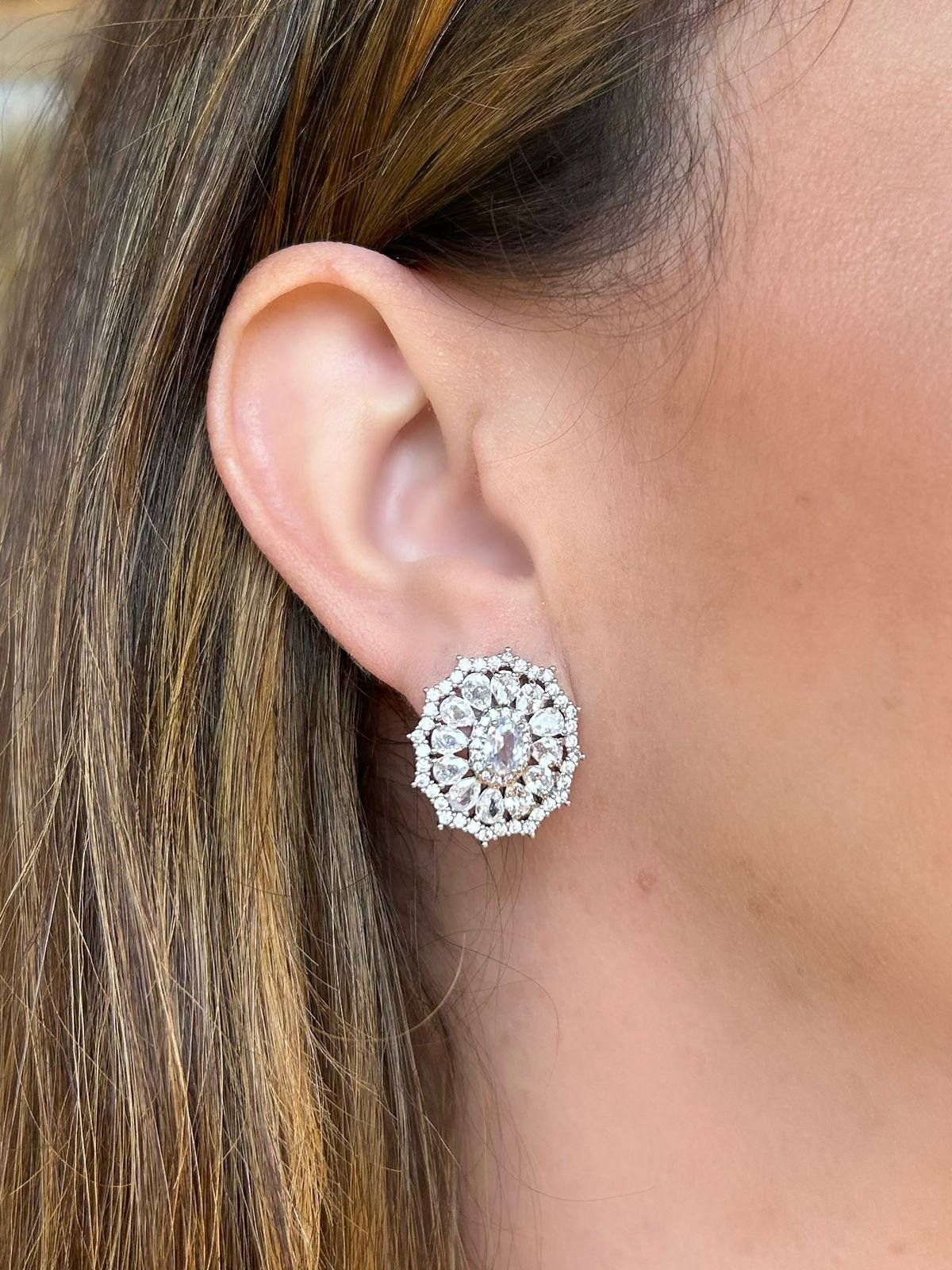 Brinco Zircônias Flor Ródio Branco