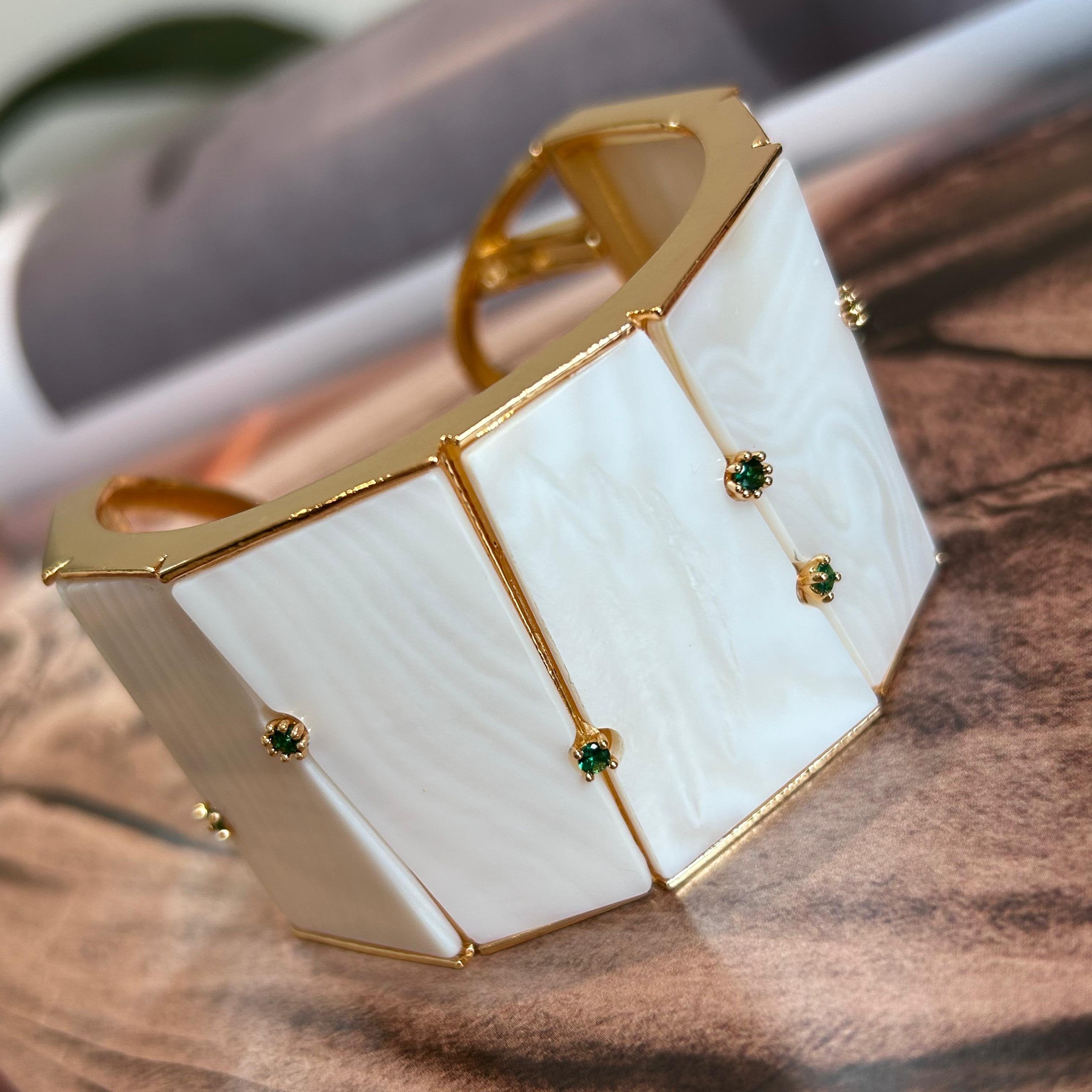 Bracelete Madre Pérola Detalhes Verde Esmeralda