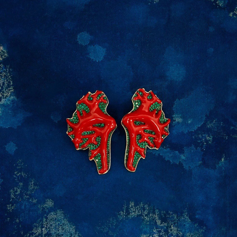 Brinco Coral Detalhes Verde Esmeralda