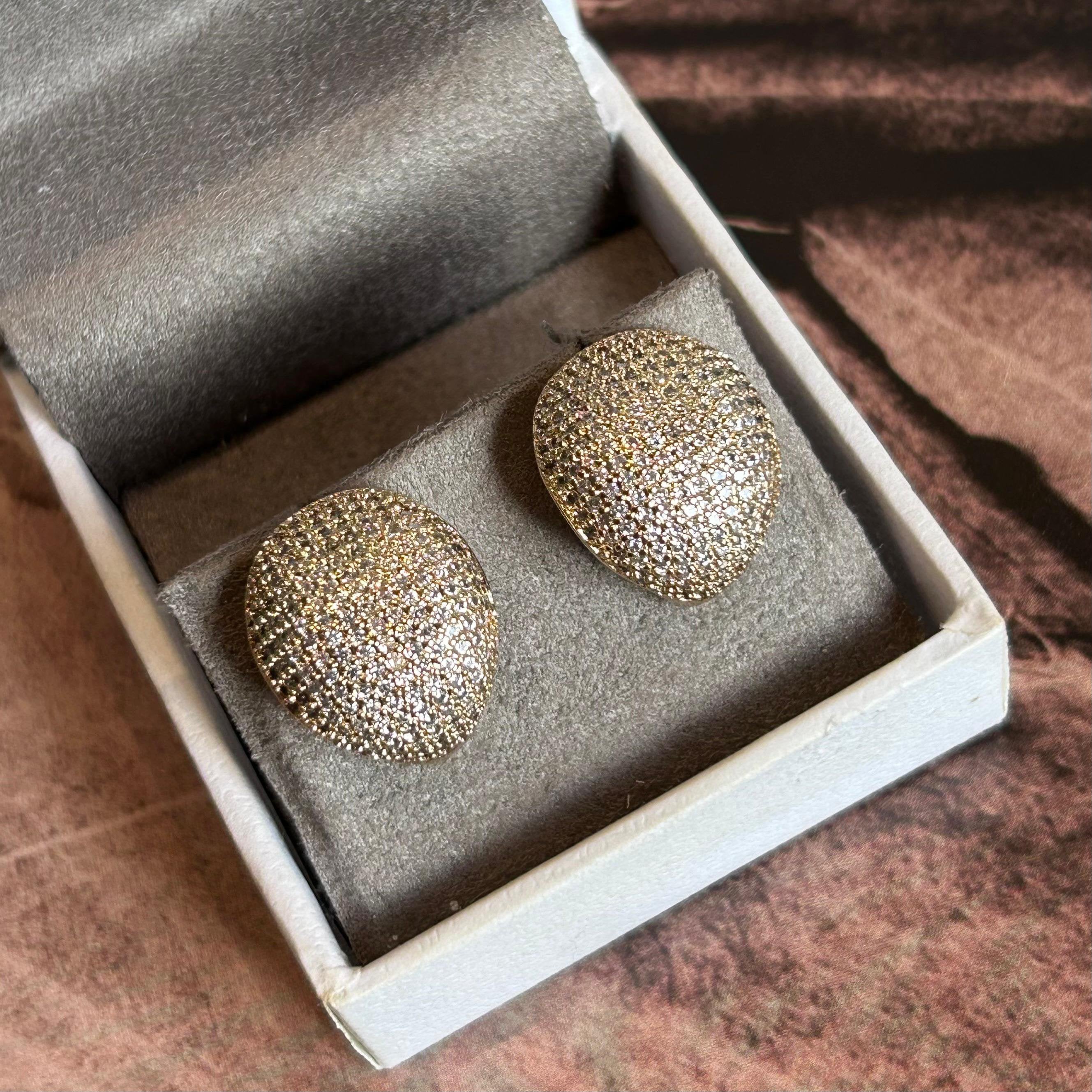 Brinco Oval Cravação Dourado