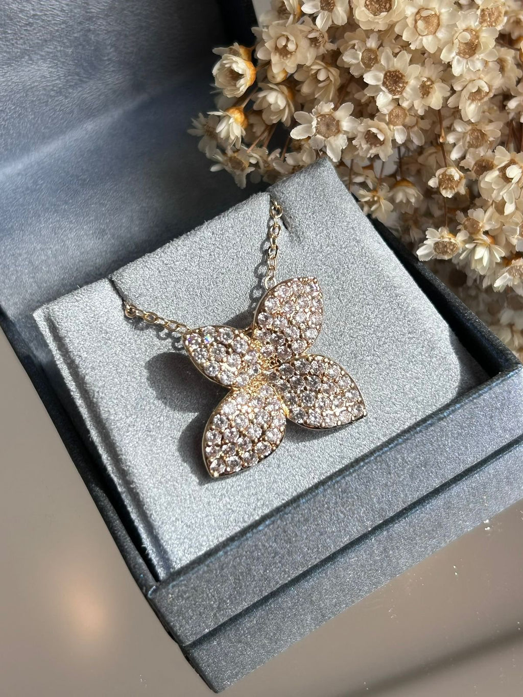 Colar Lírio Cravejado Dourado