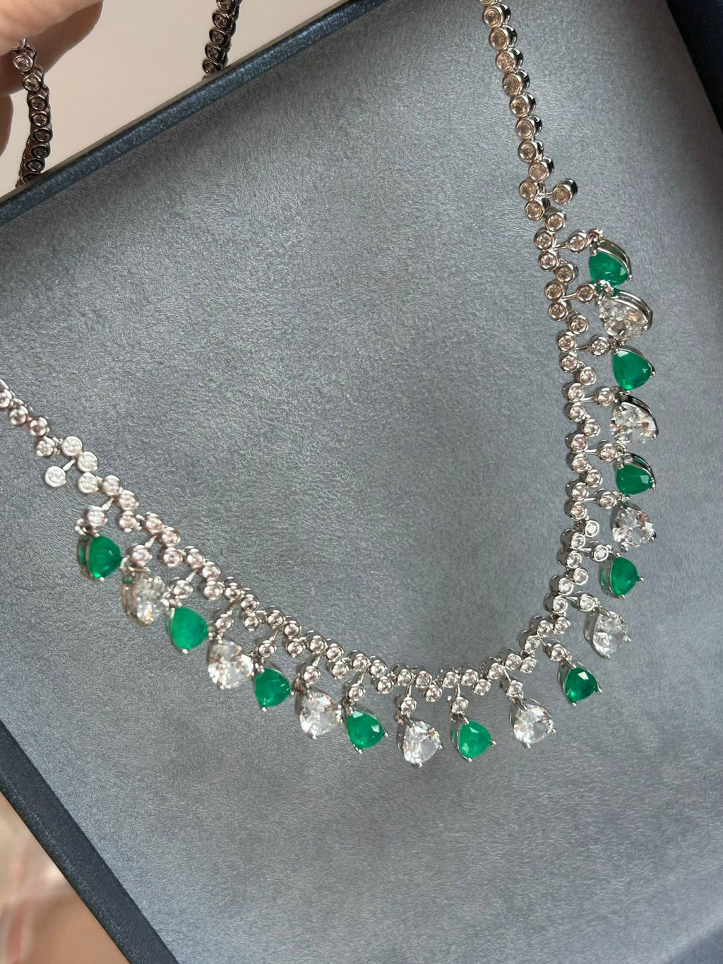 Colar Luxo Riviera com Gotas Verde Esmeralda