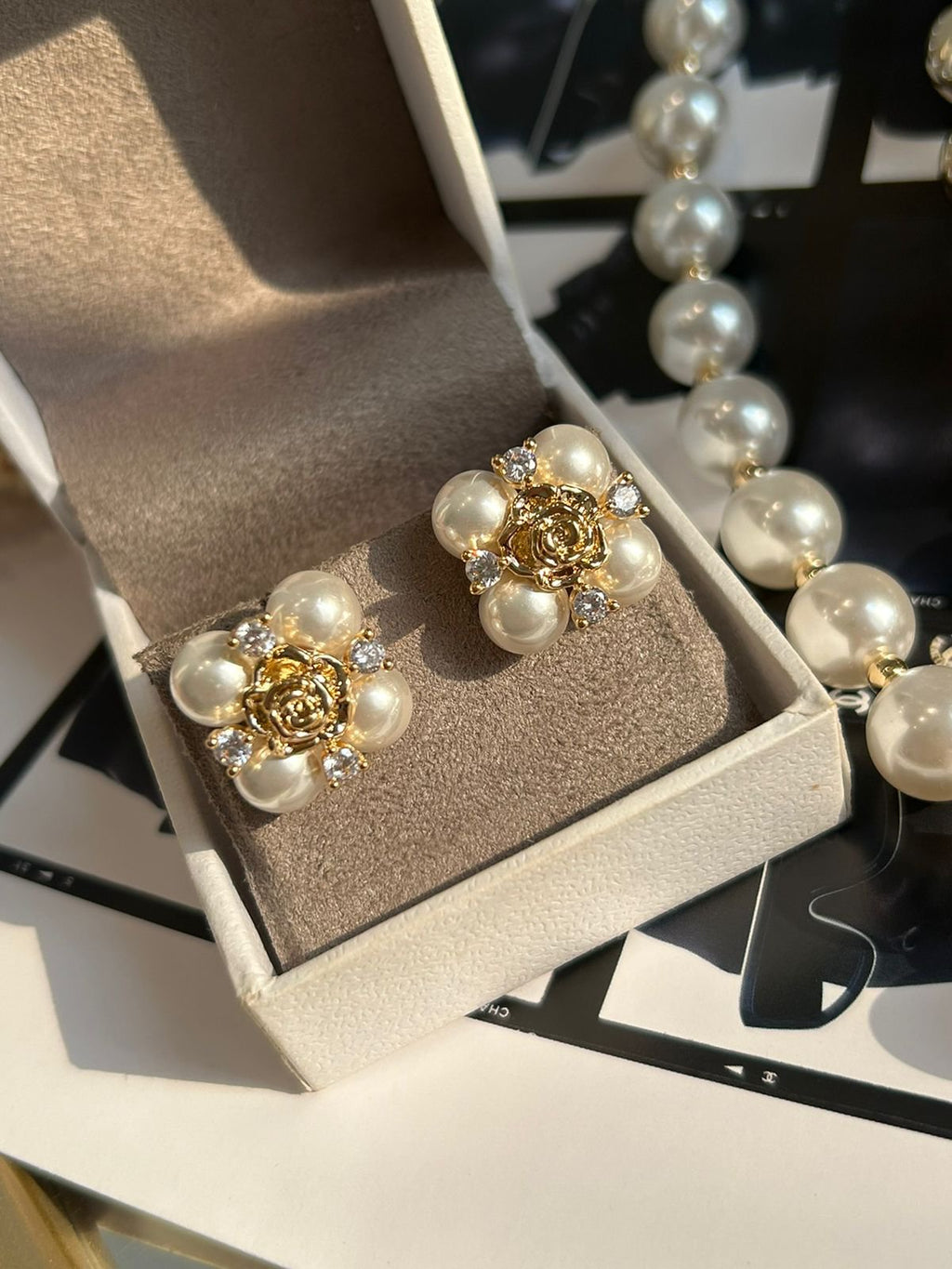 Brinco Inspiração Pérola e Flor Camélia