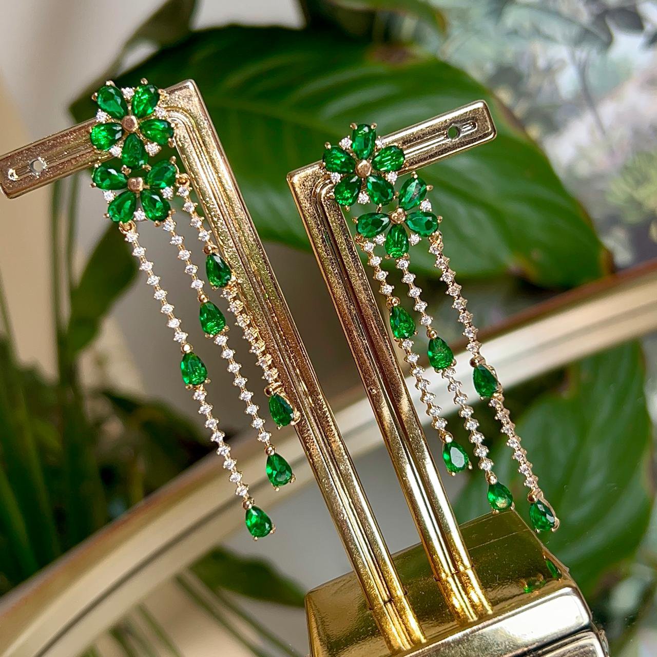 Brinco Duas Flores Cacata Verde Esmeralda