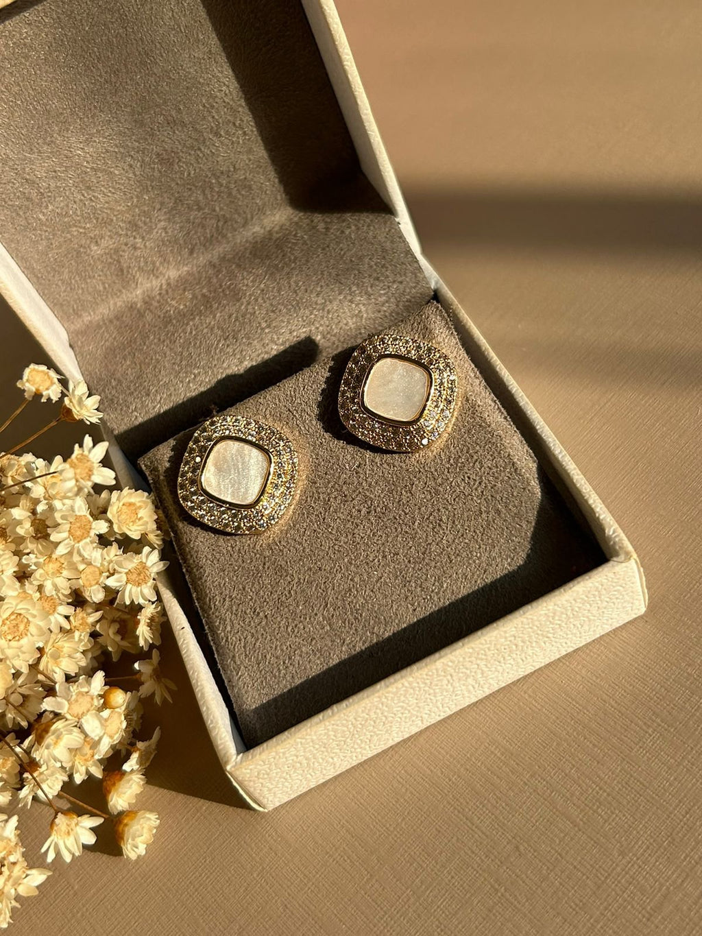 Brinco Madre Pérola Ouro