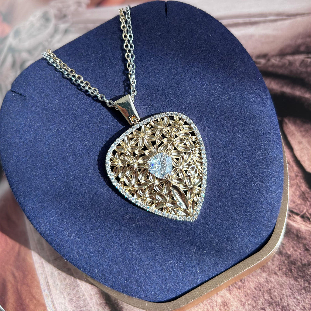 Colar Trinagulo Detalhes em Folhas