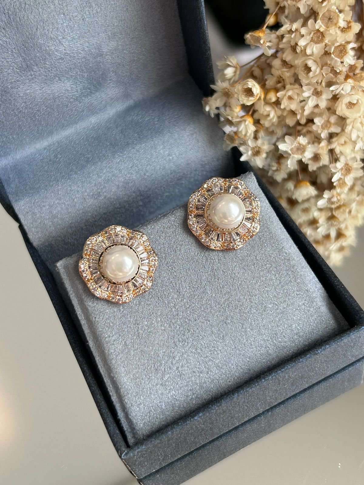 Brinco Flor Com Pérola Dourado