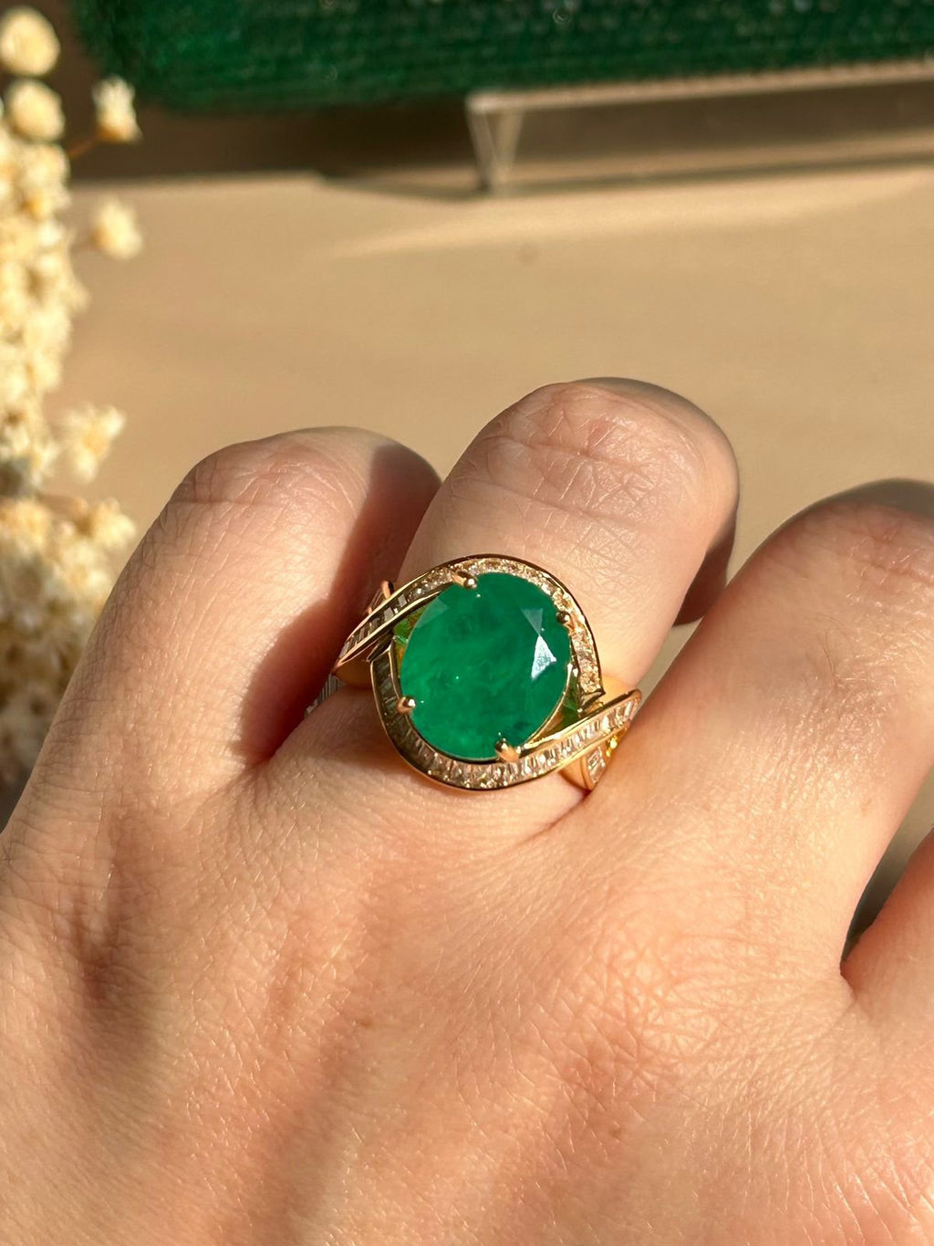 Anel Verde Esmeralda e Zircônias Ouro