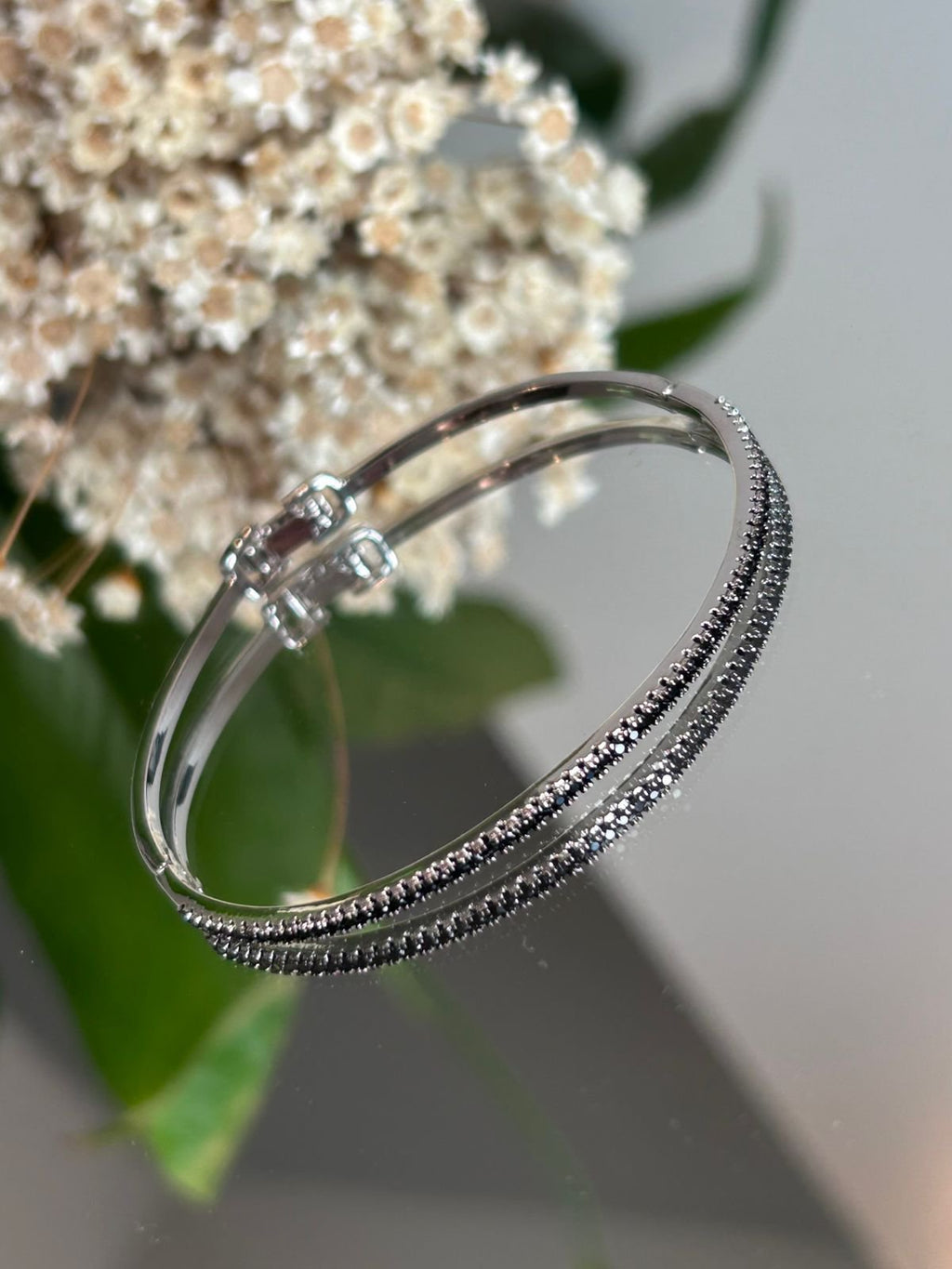 Bracele Cravação Uma Linha Onix Prateado