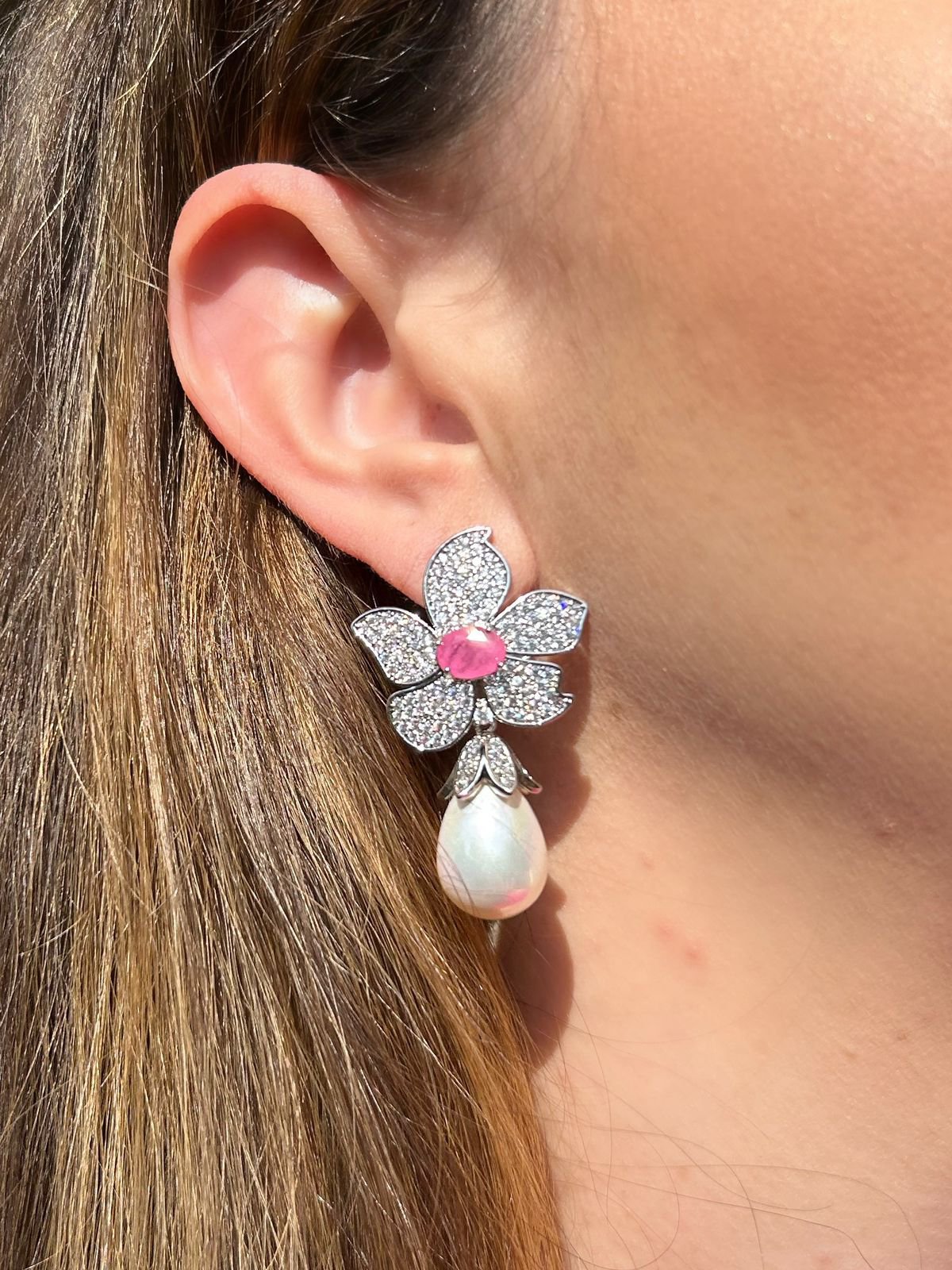 Brinco Luxo Flor Ligth Pink Pérola Ródio Branco