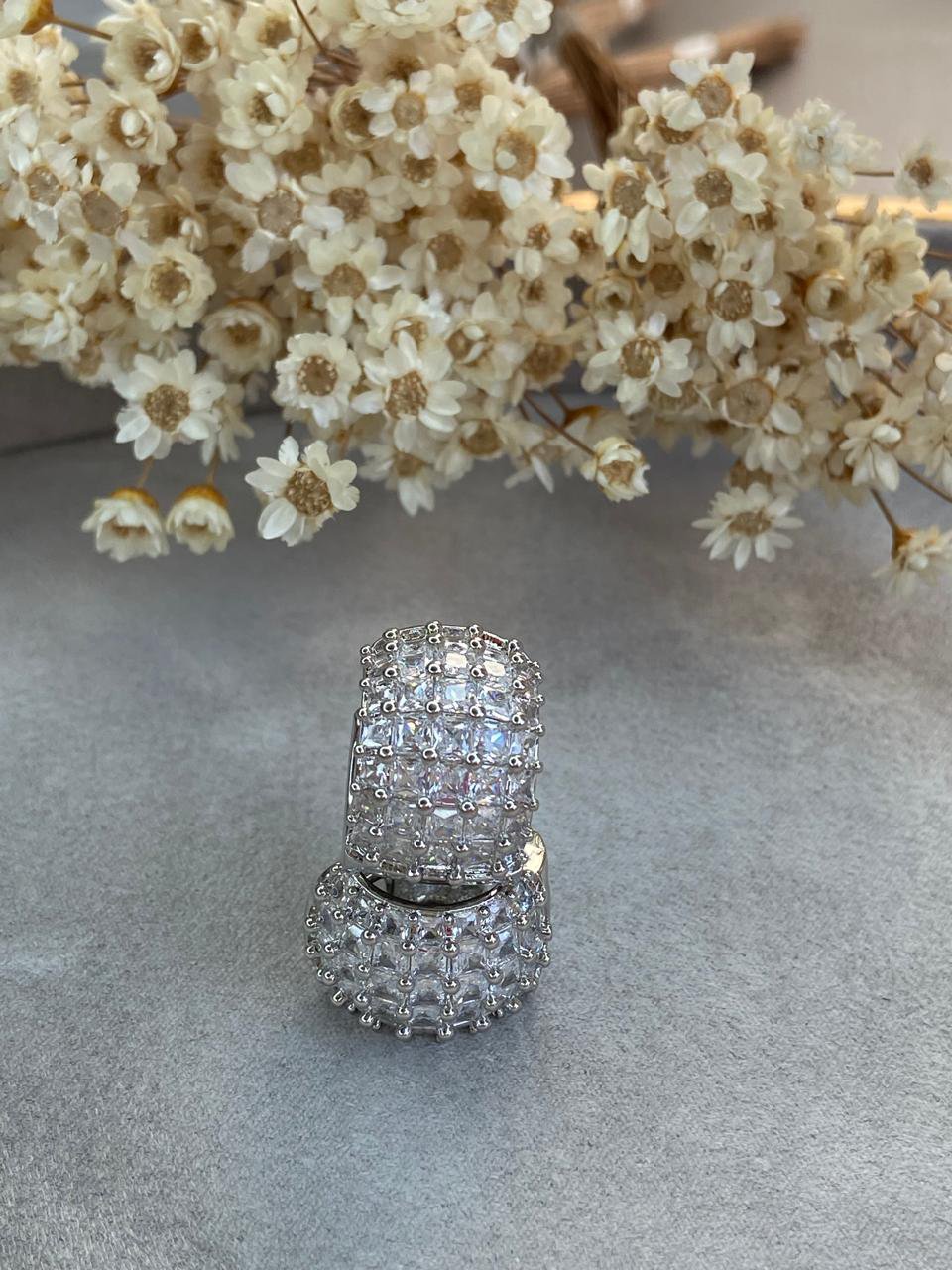 Argola Cravejada Zircônia Quadrada Ródio Branco