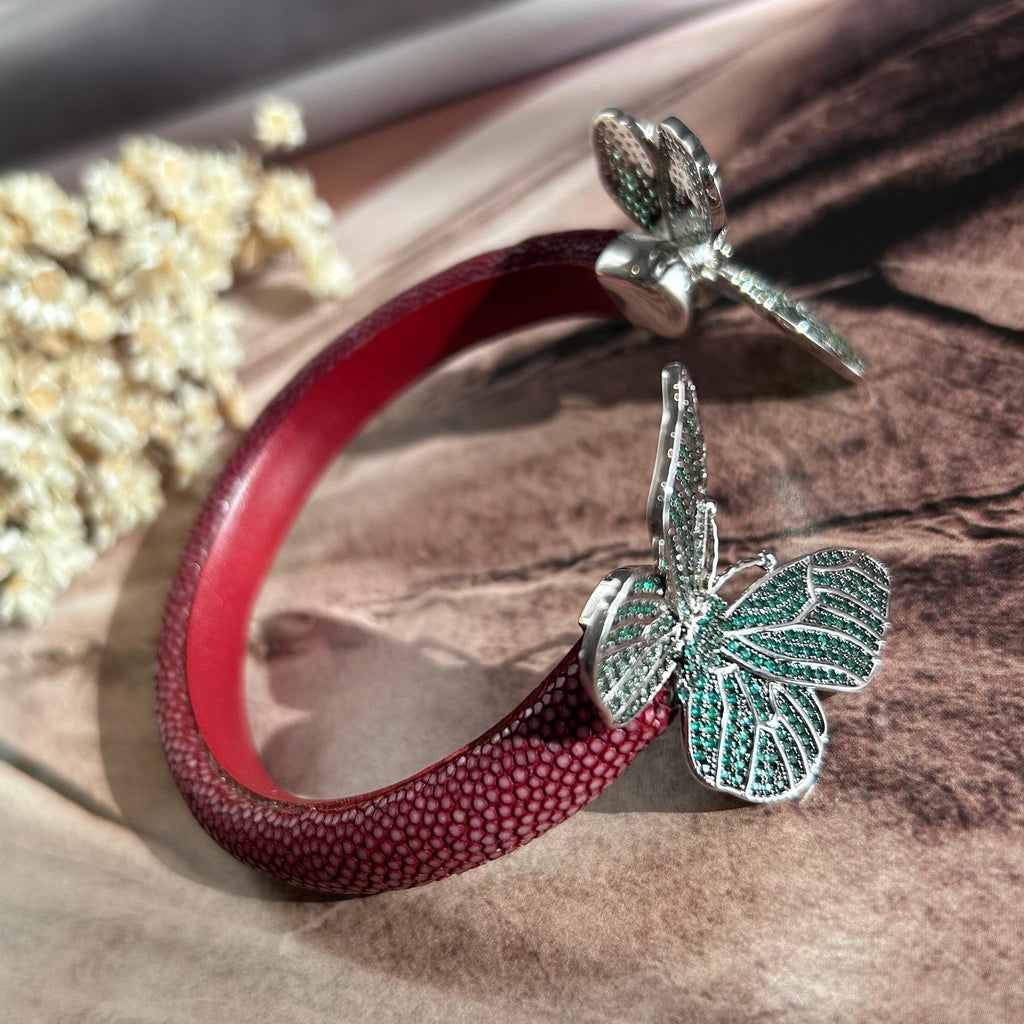 Bracelete Galuchat Marsala e Borboleta Verde