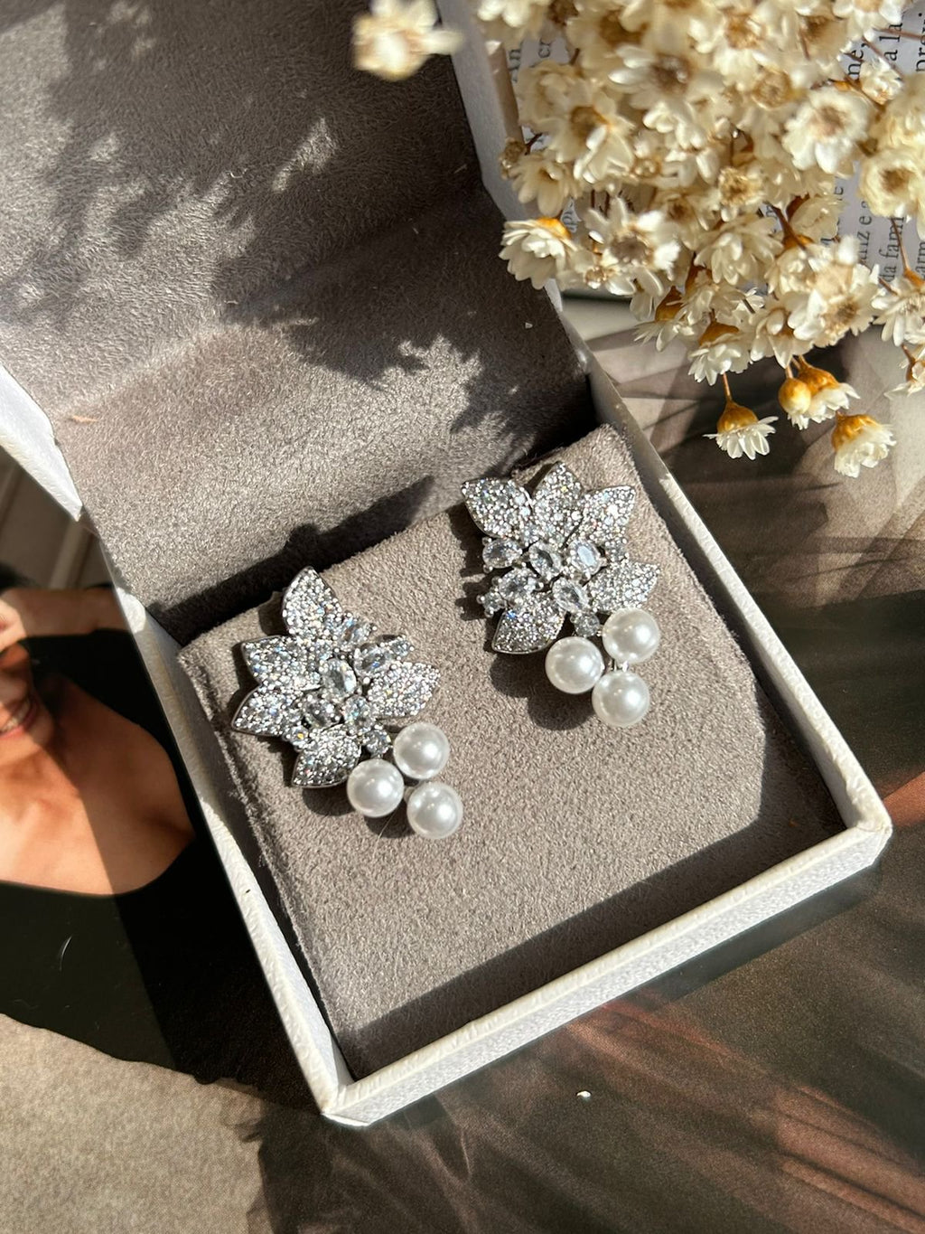 Brinco Cacho de Pérolas Banho Ródio Branco