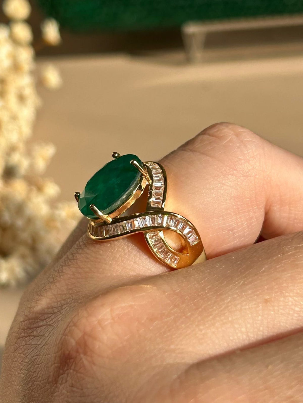 Anel Verde Esmeralda e Zircônias Ouro