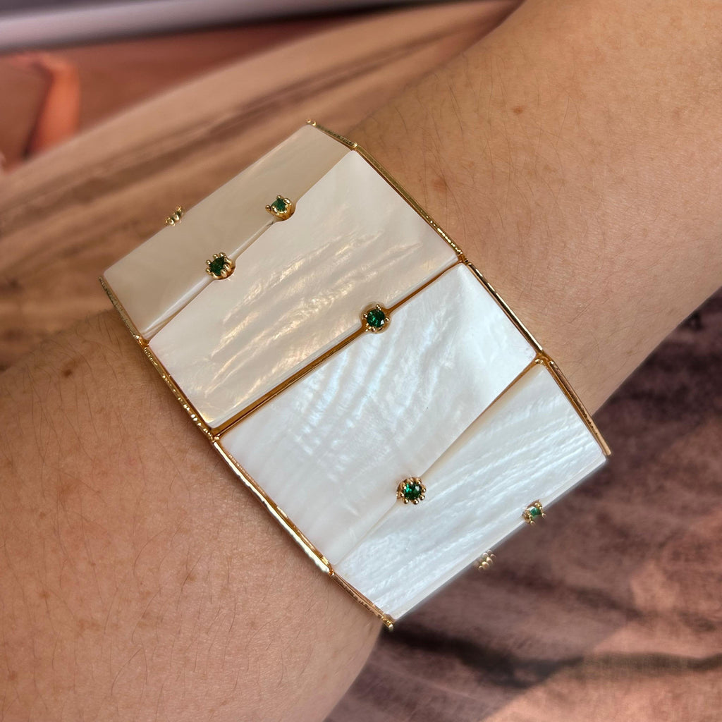 Bracelete Madre Pérola Detalhes Verde Esmeralda
