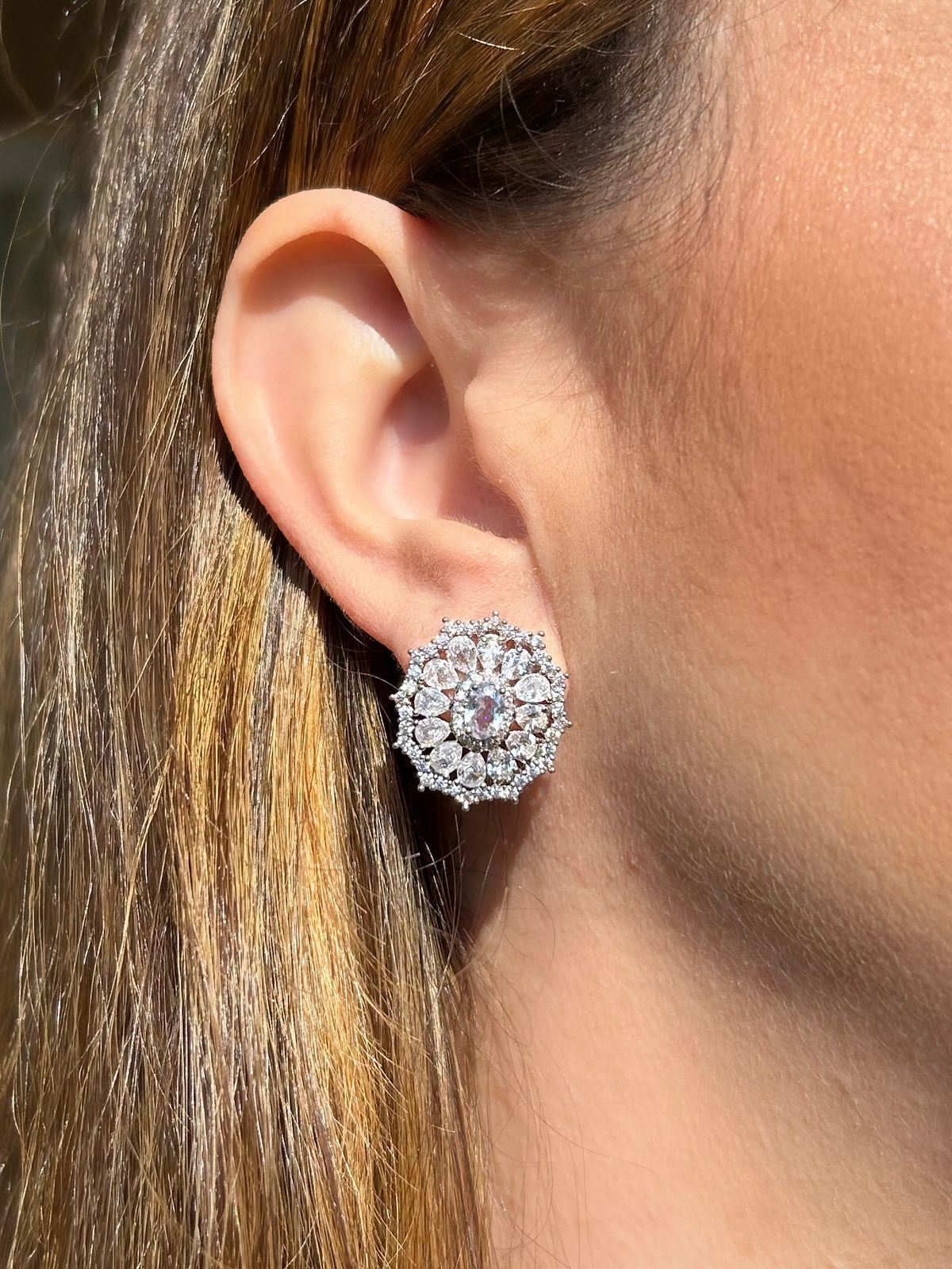 Brinco Zircônias Flor Ródio Branco