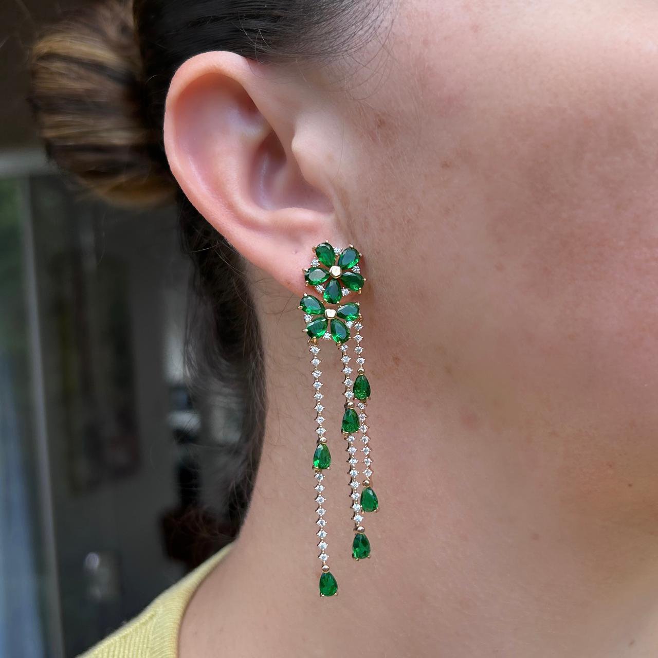 Brinco Duas Flores Cacata Verde Esmeralda