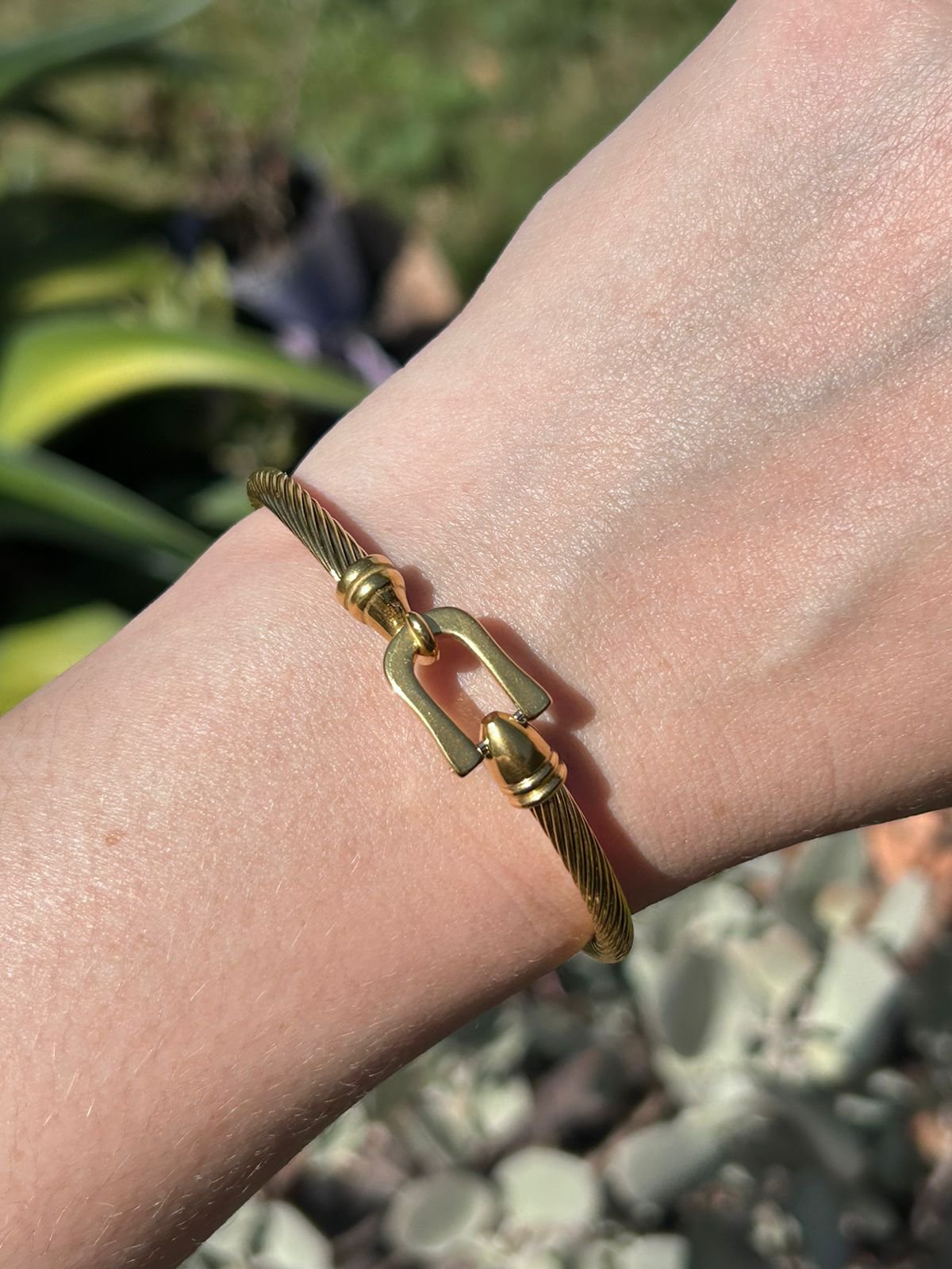 Bracelete Torcido Fecho Fivela Dourado