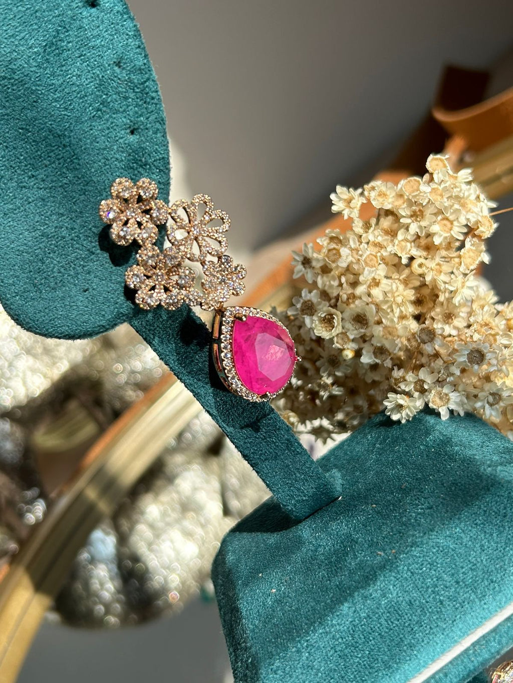 Brinco Três Flores Pink Banho de Ouro